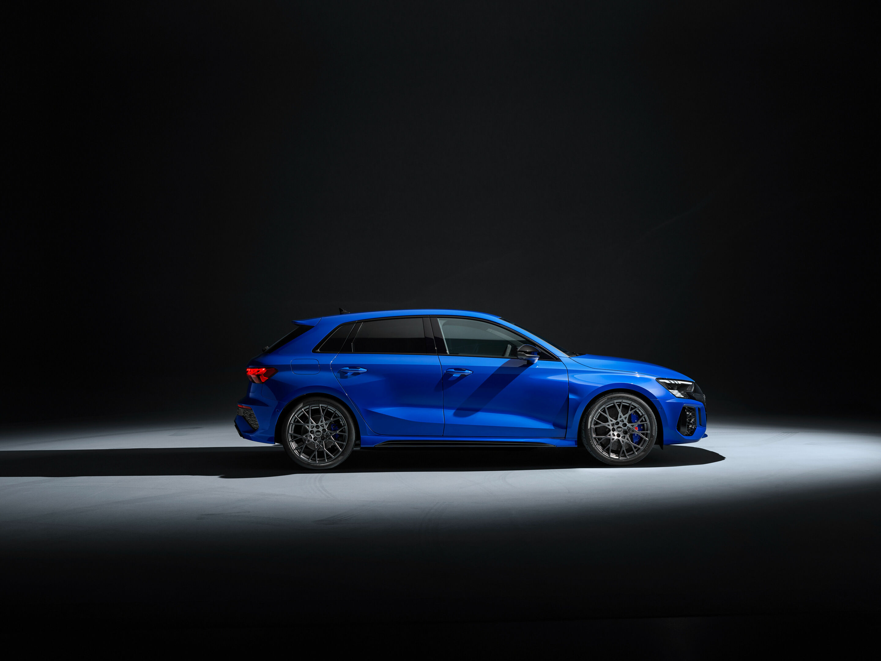 Audi RS 3 Sportback performance edition - Standaufnahme, Farbe: Nogaroblau Perleffekt.