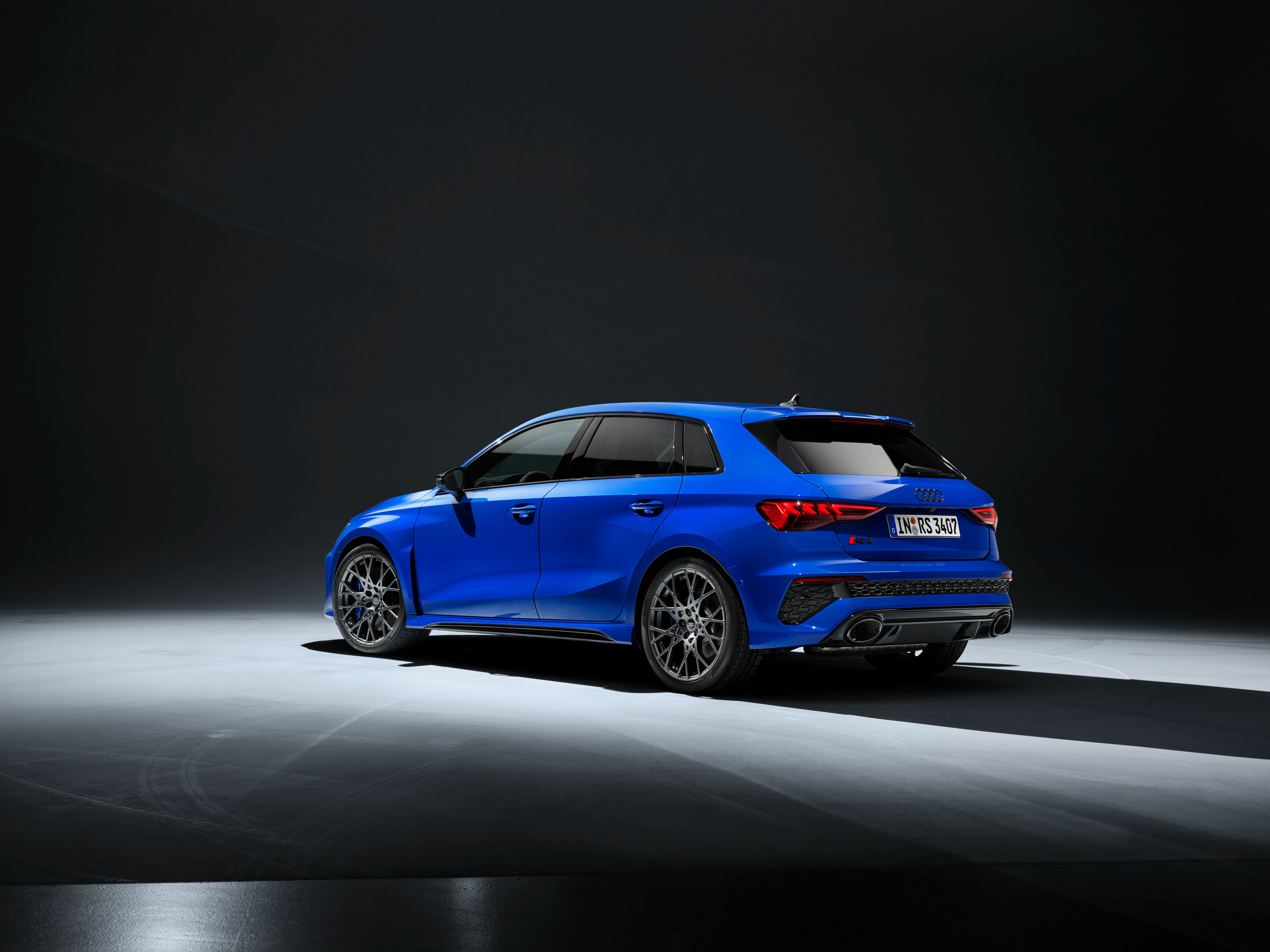 Audi RS 3 Sportback performance edition - Standaufnahme, Farbe: Nogaroblau Perleffekt.