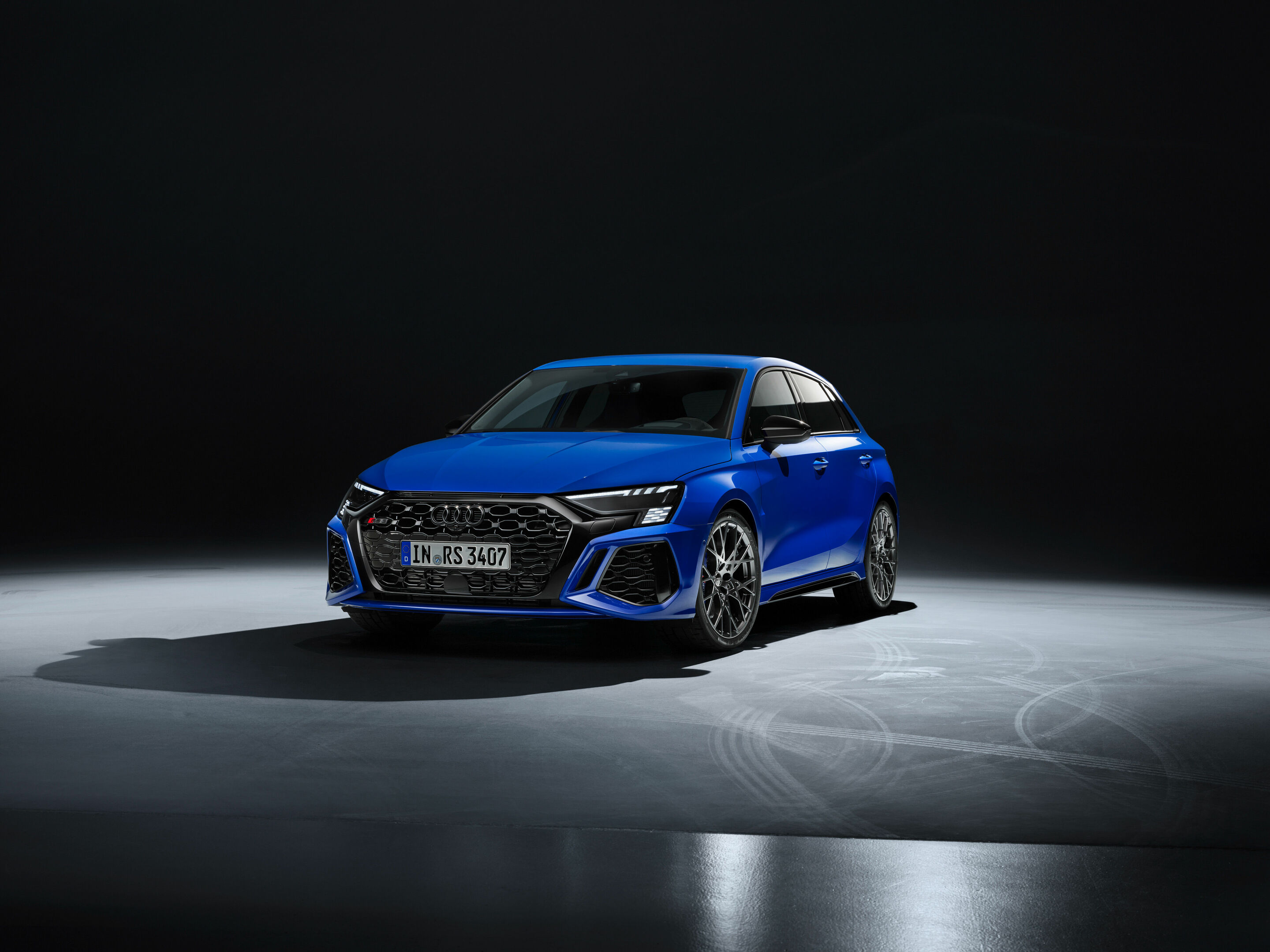 Audi RS 3 Sportback performance edition - Standaufnahme, Farbe: Nogaroblau Perleffekt.