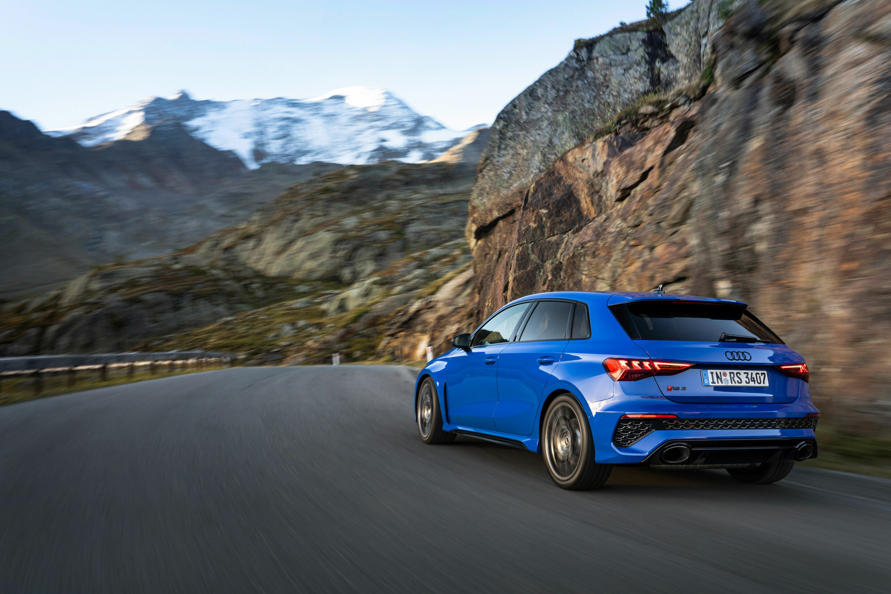 Audi RS 3 Sportback performance edition - Fahraufnahme, Farbe: Nogaroblau Perleffekt.