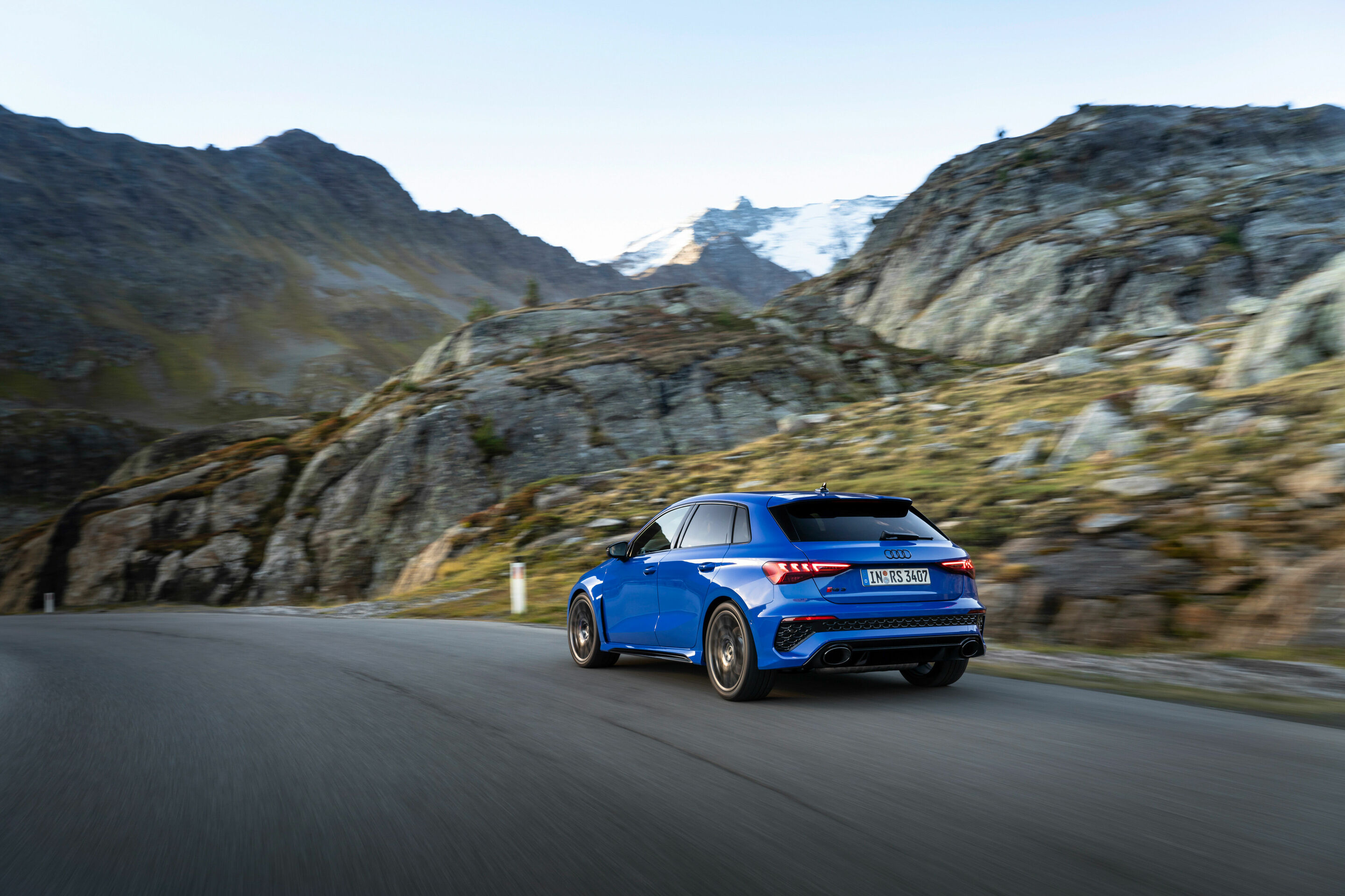 Audi RS 3 Sportback performance edition - Fahraufnahme, Farbe: Nogaroblau Perleffekt.