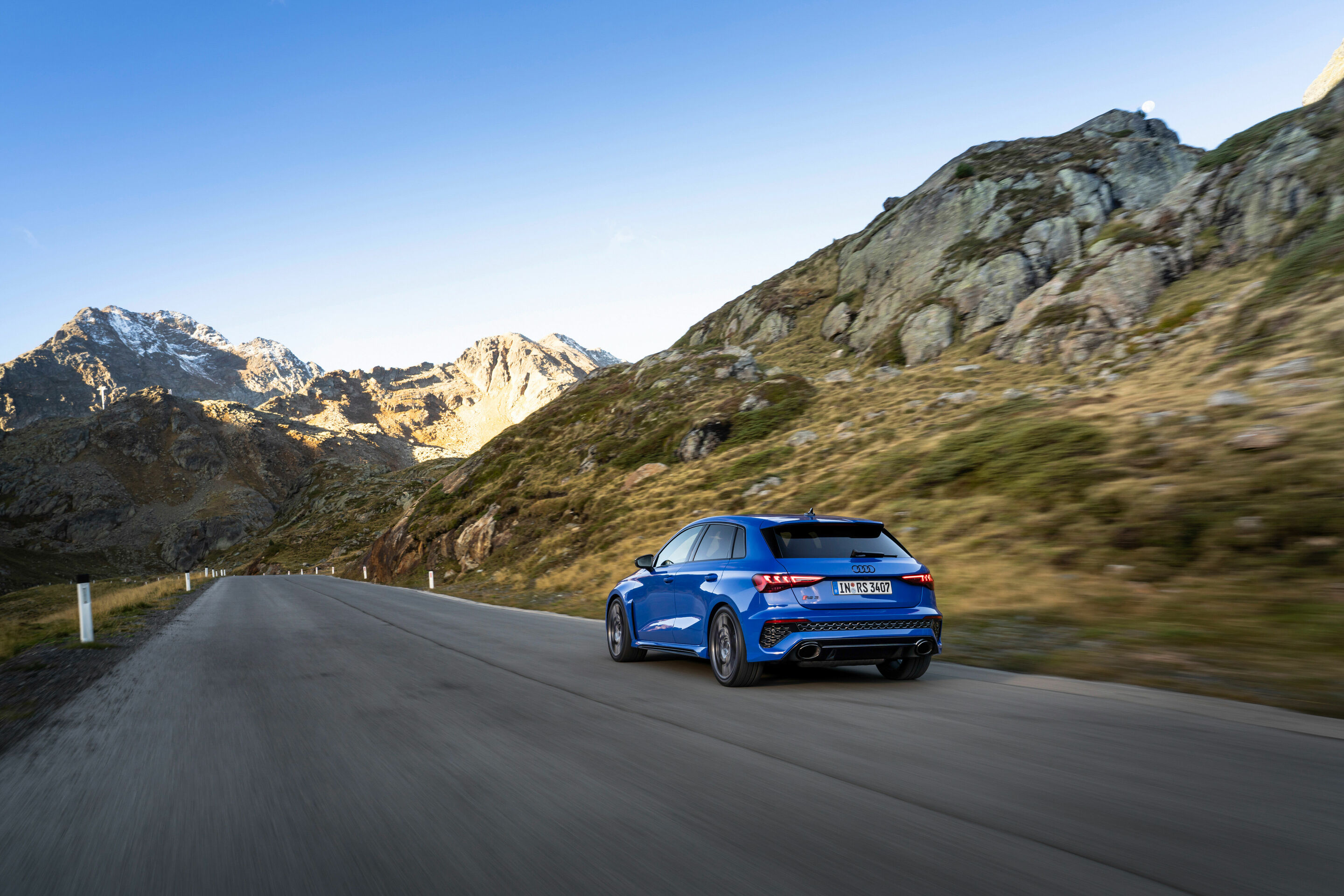 Audi RS 3 Sportback performance edition - Fahraufnahme, Farbe: Nogaroblau Perleffekt.