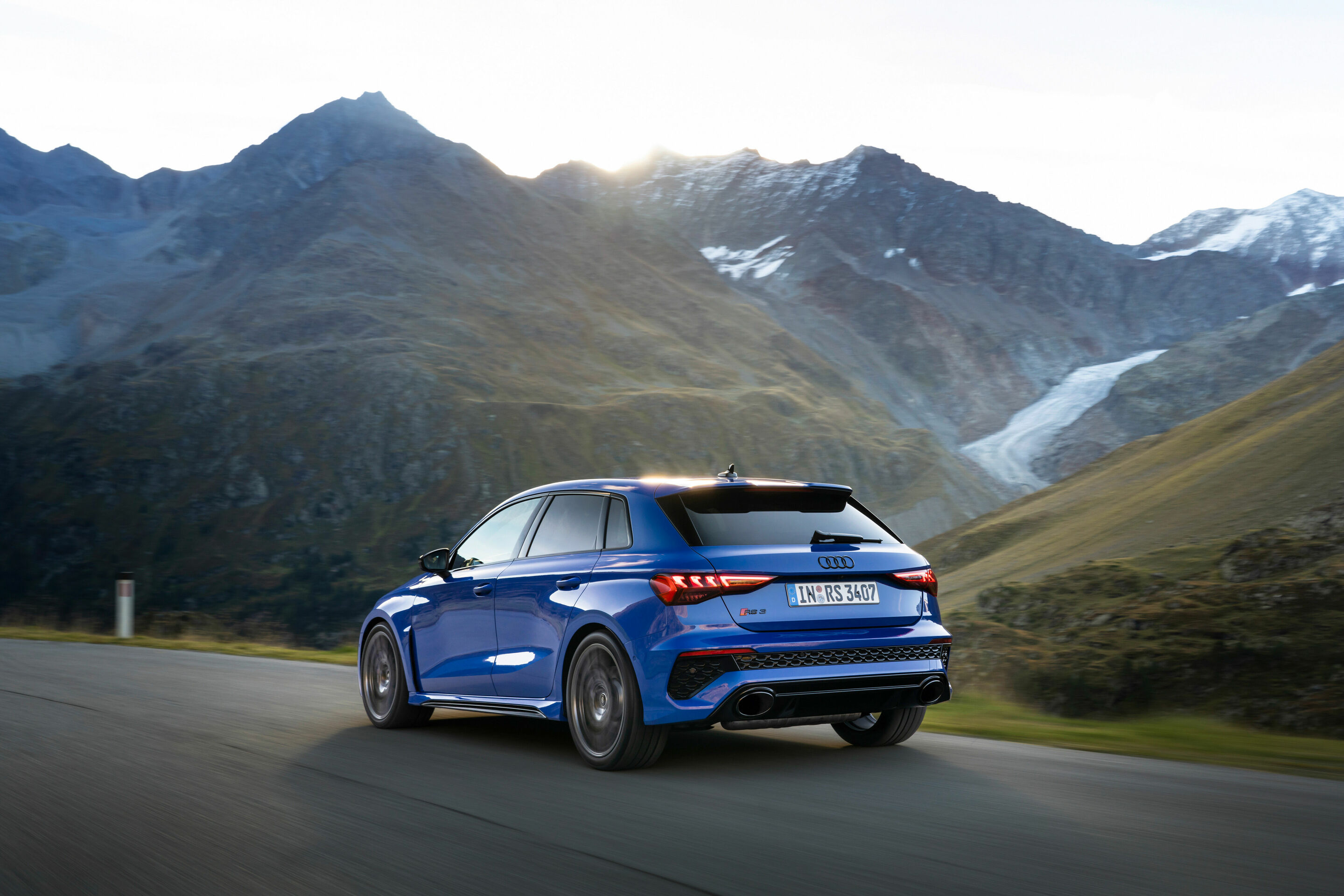 Audi RS 3 Sportback performance edition - Fahraufnahme, Farbe: Nogaroblau Perleffekt.