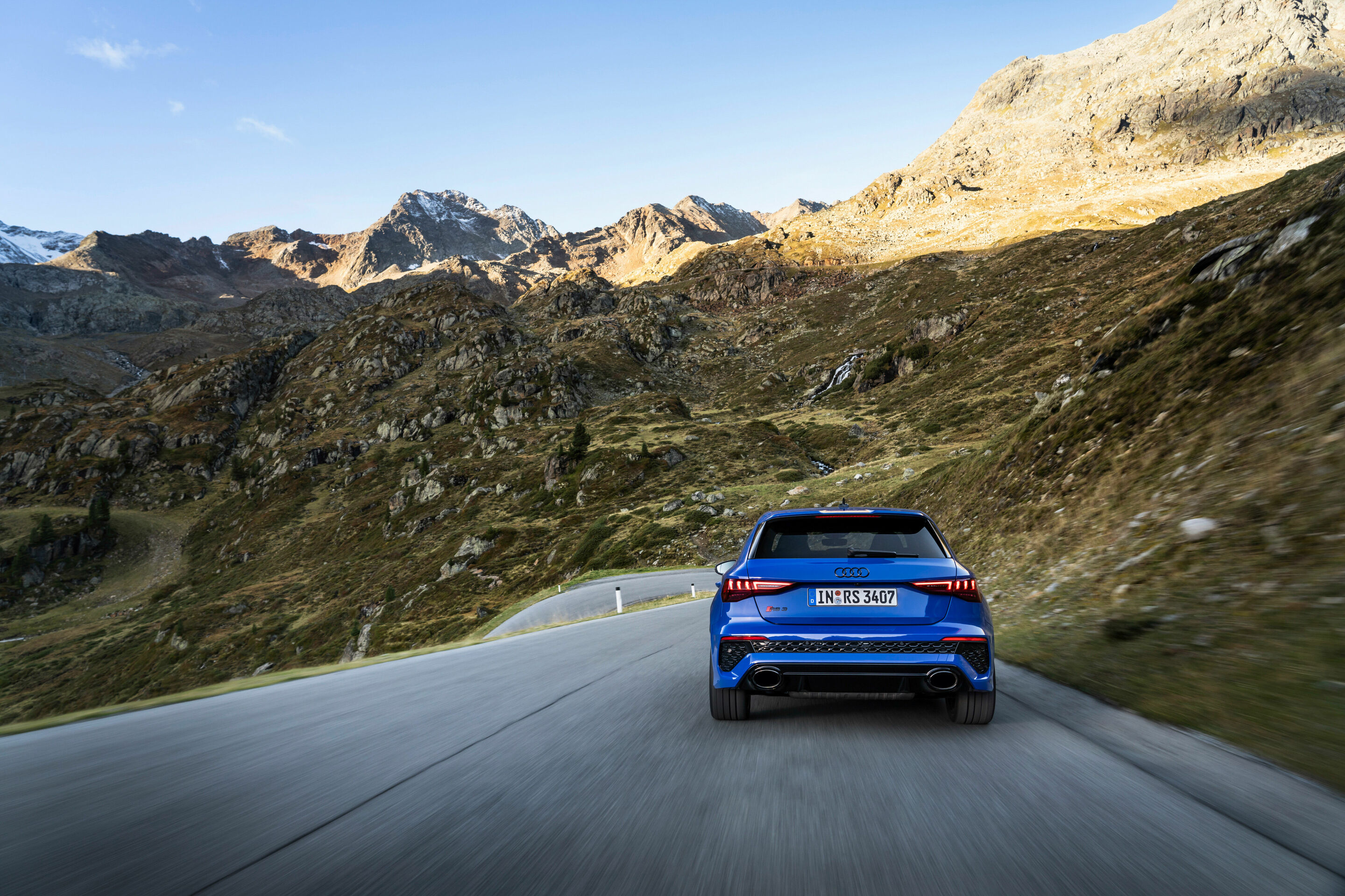 Audi RS 3 Sportback performance edition - Fahraufnahme, Farbe: Nogaroblau Perleffekt.