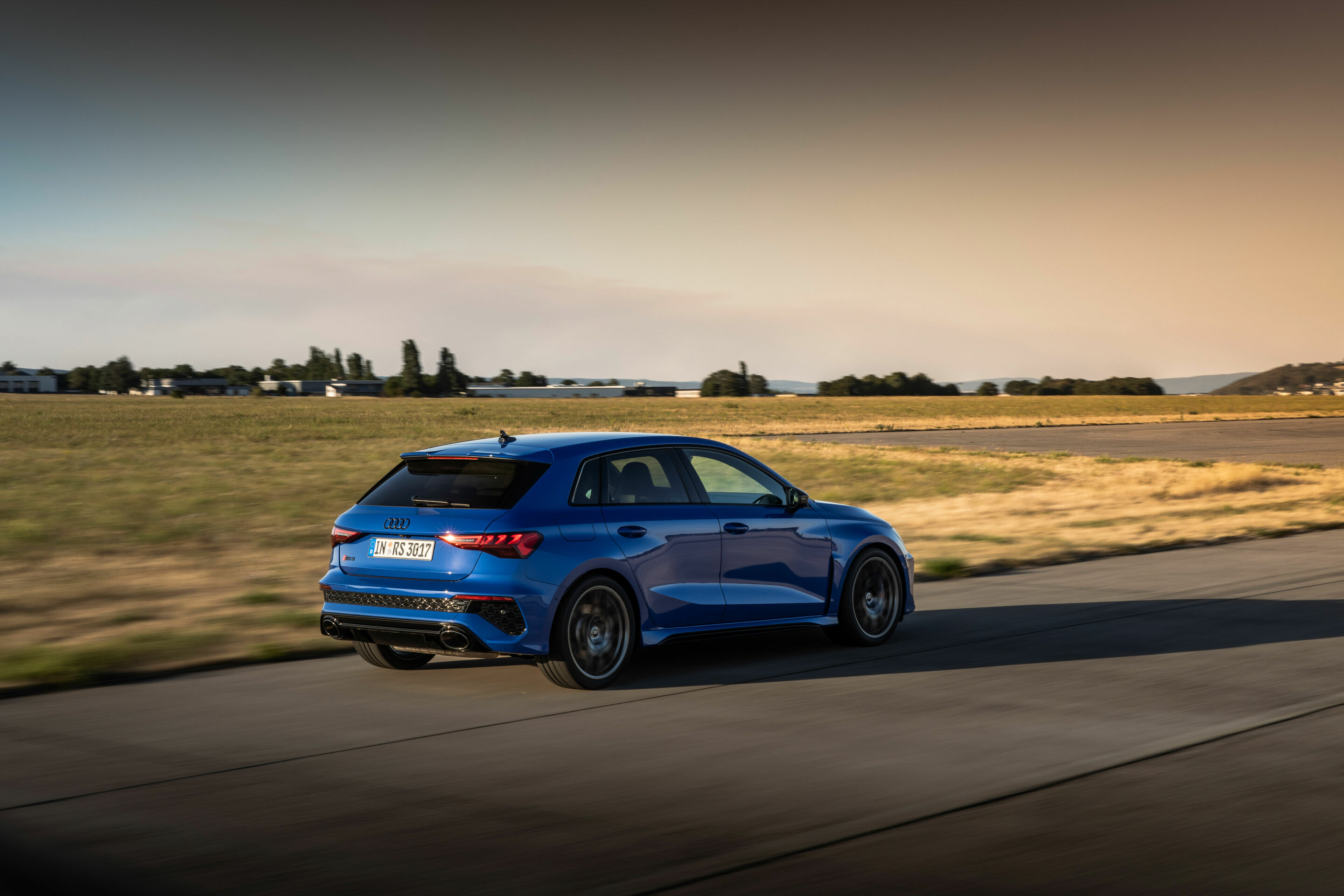 Audi RS 3 Sportback performance edition - Fahraufnahme, Farbe: Nogaroblau Perleffekt.