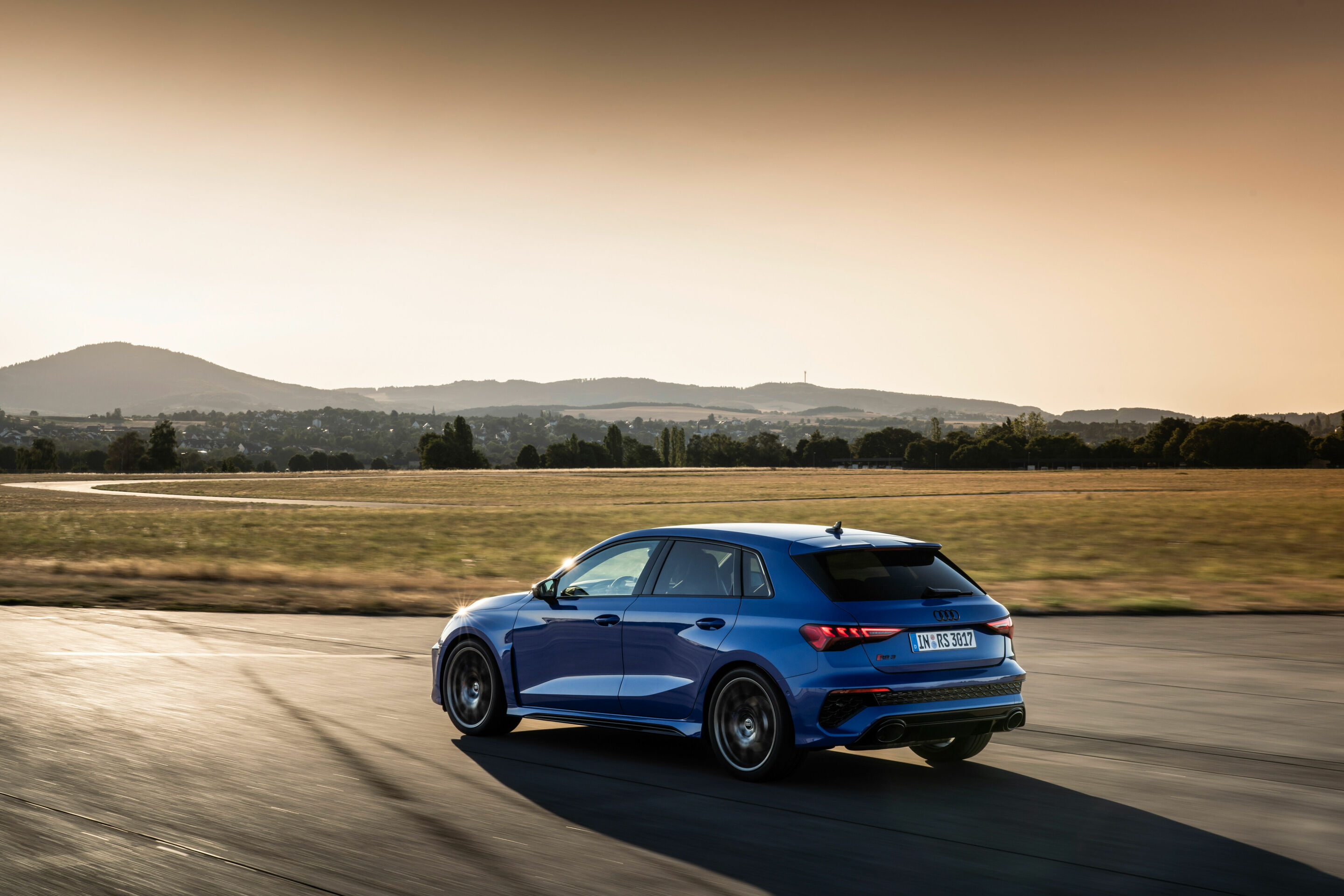 Audi RS 3 Sportback performance edition - Fahraufnahme, Farbe: Nogaroblau Perleffekt.