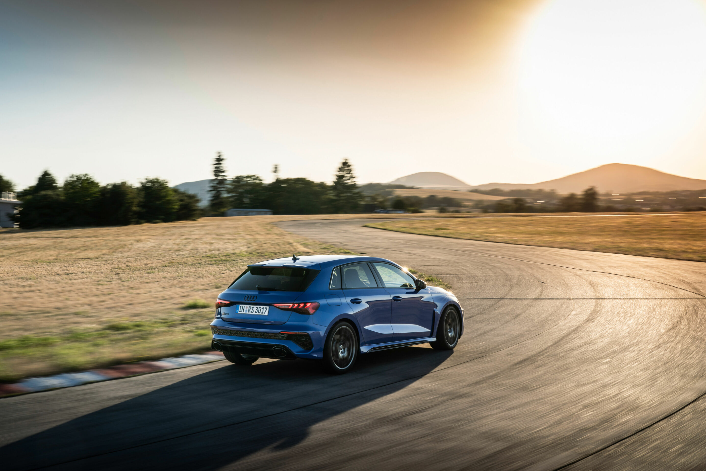 Audi RS 3 Sportback performance edition - Fahraufnahme, Farbe: Nogaroblau Perleffekt.