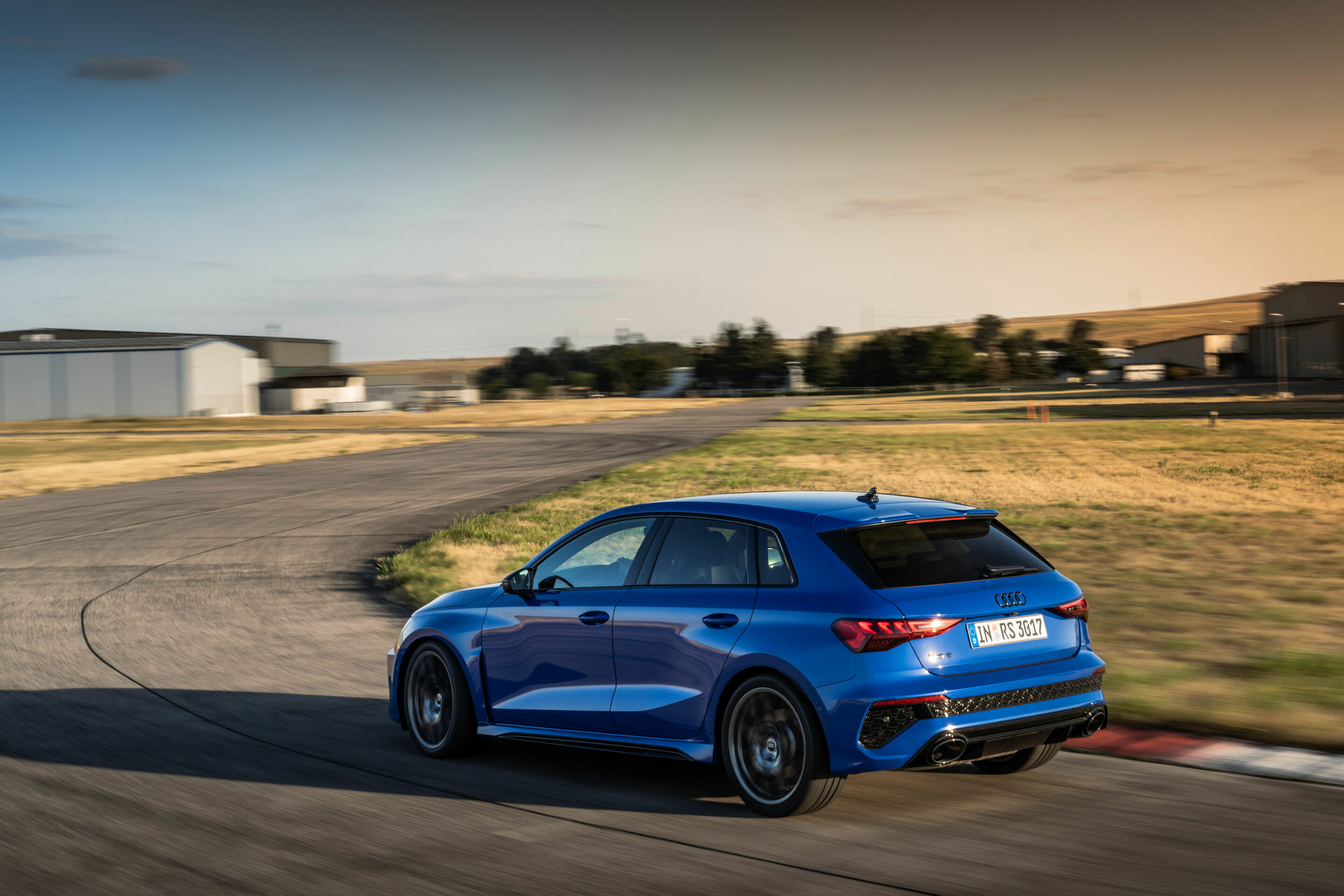 Audi RS 3 Sportback performance edition - Fahraufnahme, Farbe: Nogaroblau Perleffekt.