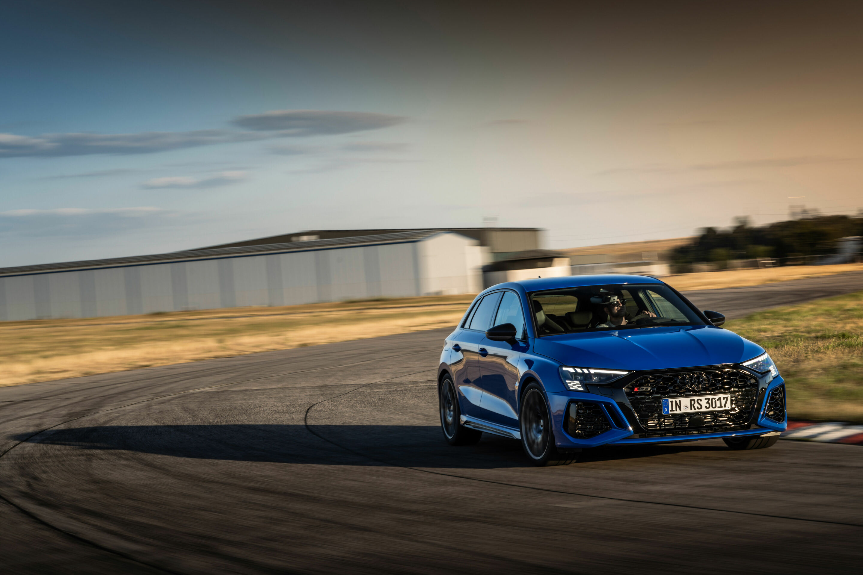 Audi RS 3 Sportback performance edition - Fahraufnahme, Farbe: Nogaroblau Perleffekt.
