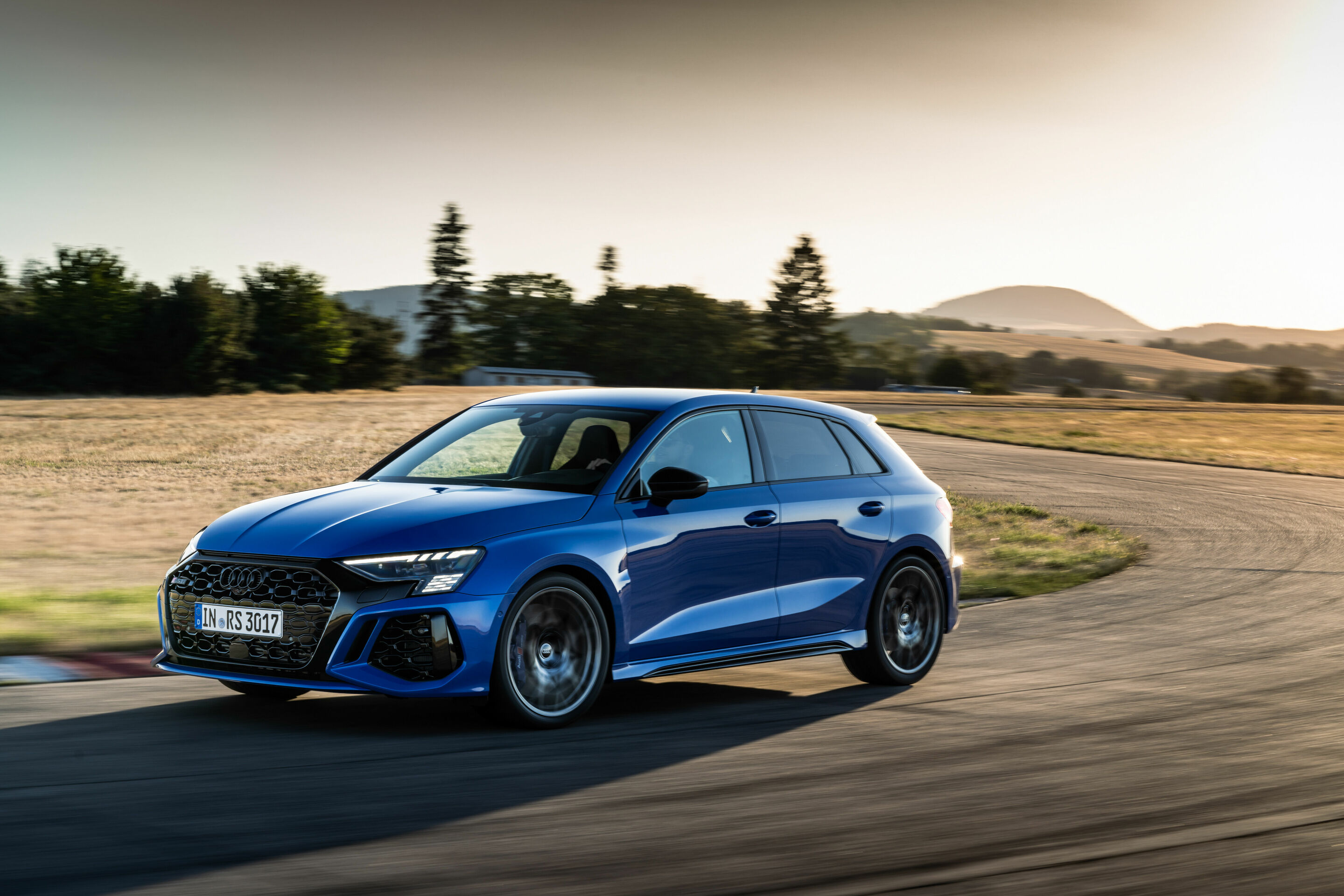 Audi RS 3 Sportback performance edition - Fahraufnahme, Farbe: Nogaroblau Perleffekt.