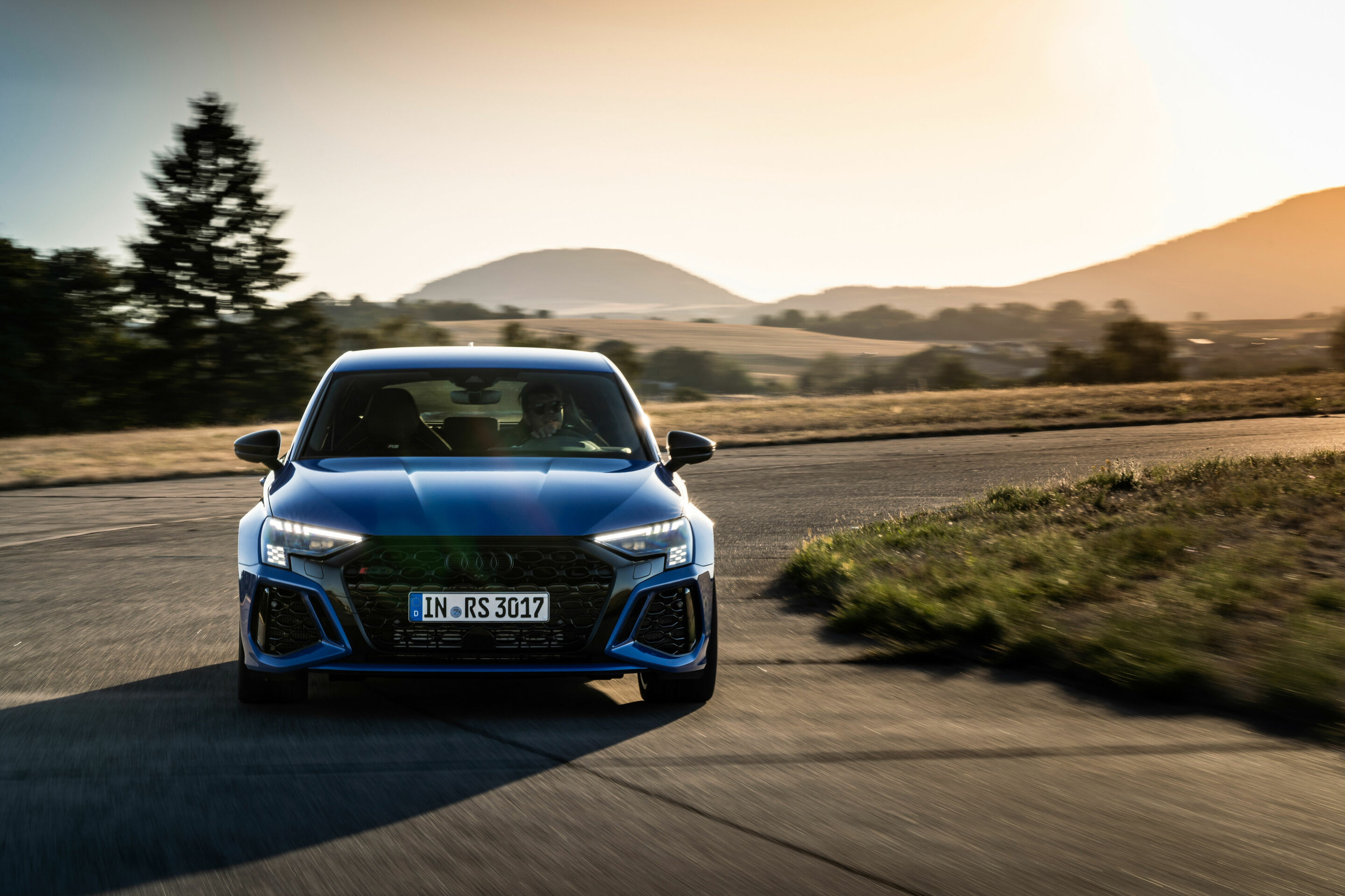 Audi RS 3 Sportback performance edition - Fahraufnahme, Farbe: Nogaroblau Perleffekt.