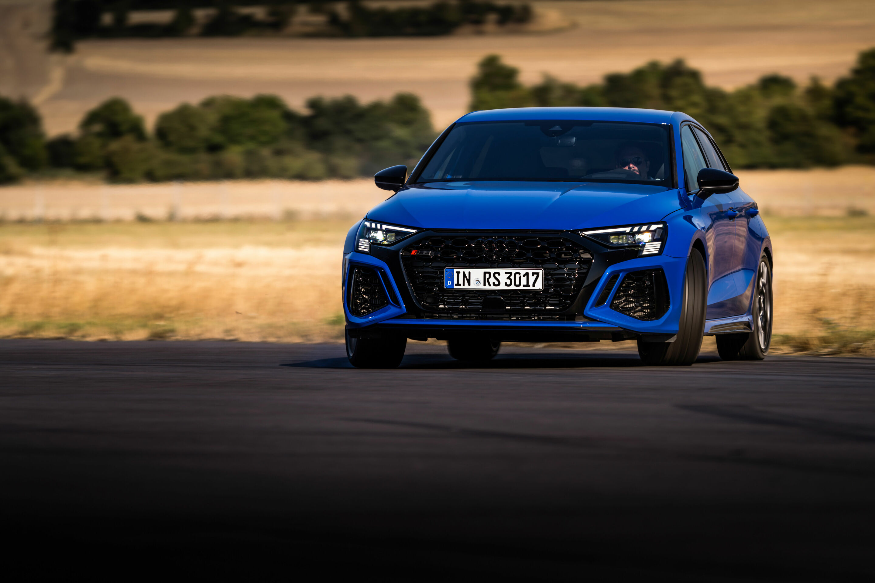 Audi RS 3 Sportback performance edition - Fahraufnahme, Farbe: Nogaroblau Perleffekt.