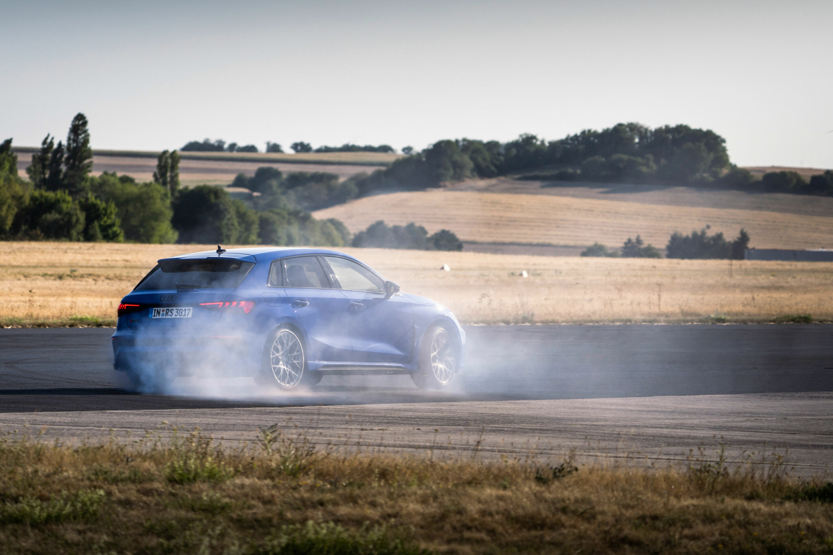 Audi RS 3 Sportback performance edition - Fahraufnahme, Farbe: Nogaroblau Perleffekt.