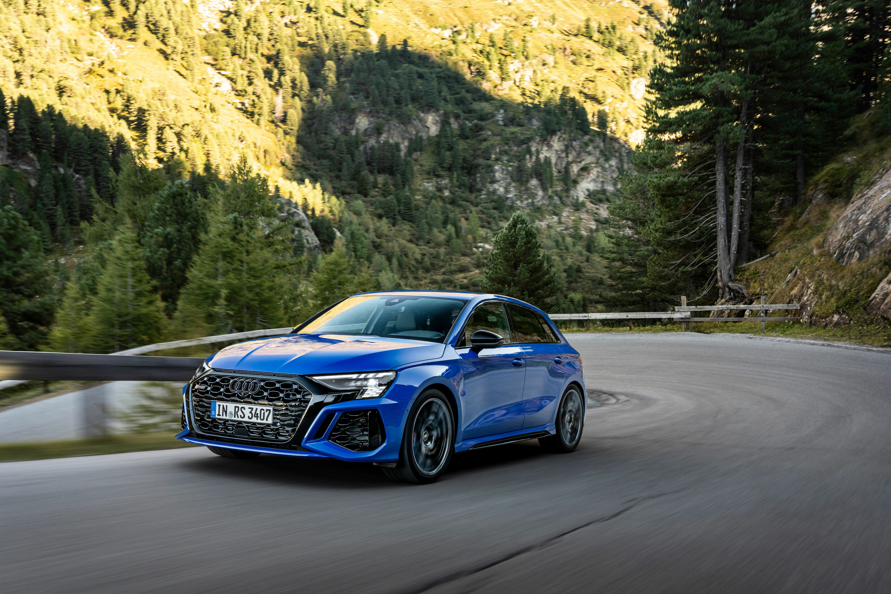 Audi RS 3 Sportback performance edition - Fahraufnahme, Farbe: Nogaroblau Perleffekt.