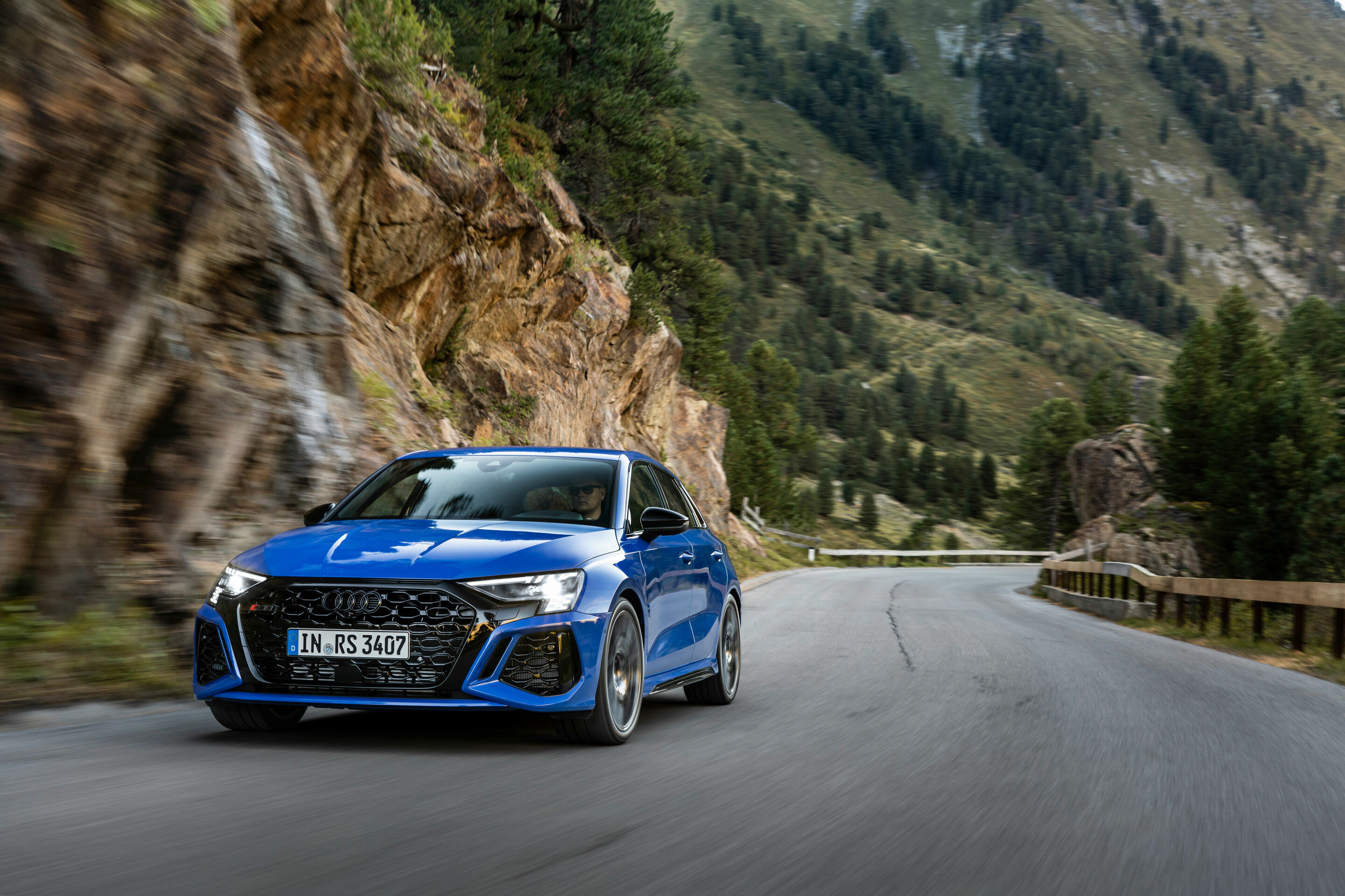 Audi RS 3 Sportback performance edition - Fahraufnahme, Farbe: Nogaroblau Perleffekt.