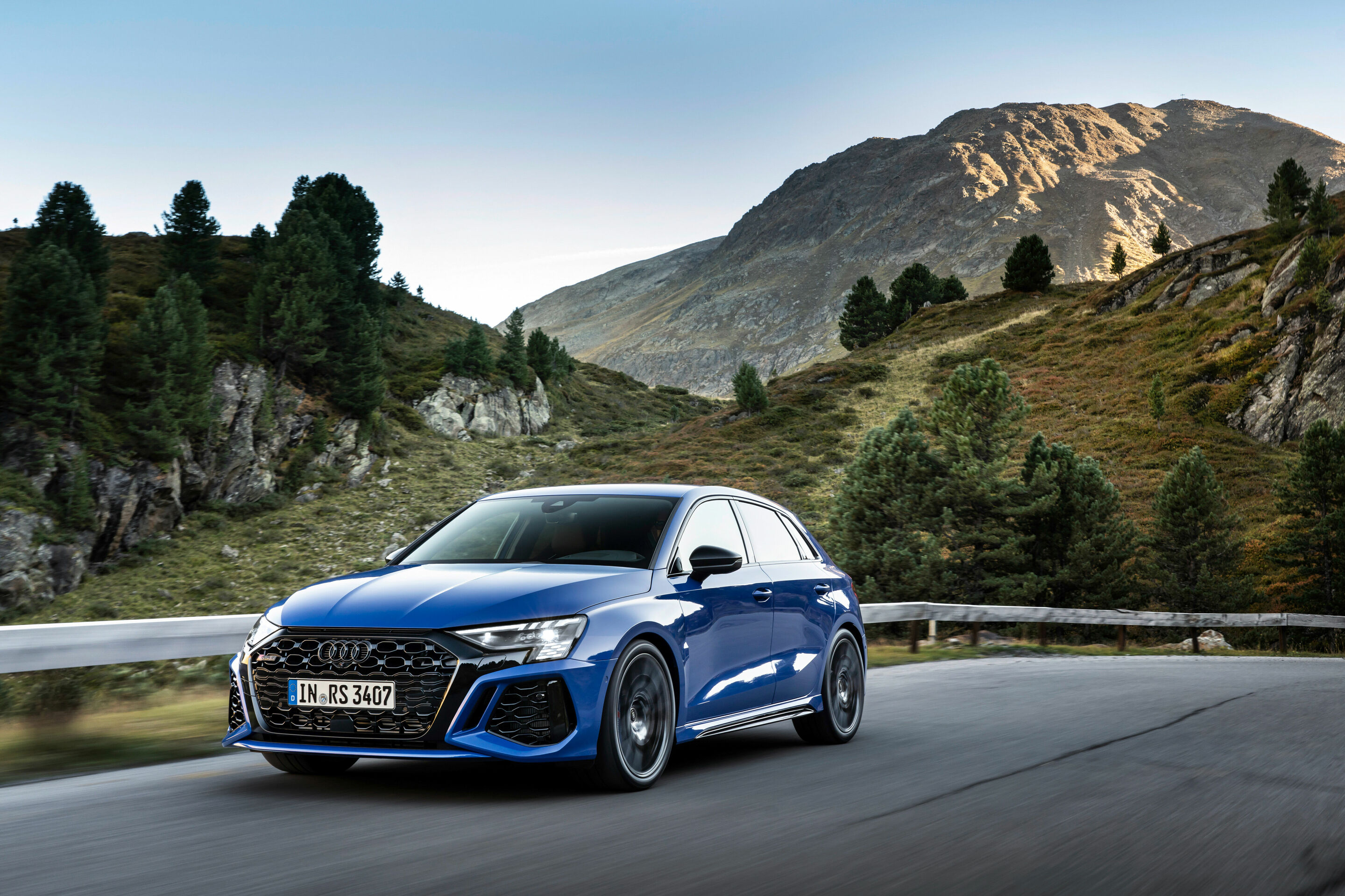 Audi RS 3 Sportback performance edition - Fahraufnahme, Farbe: Nogaroblau Perleffekt.