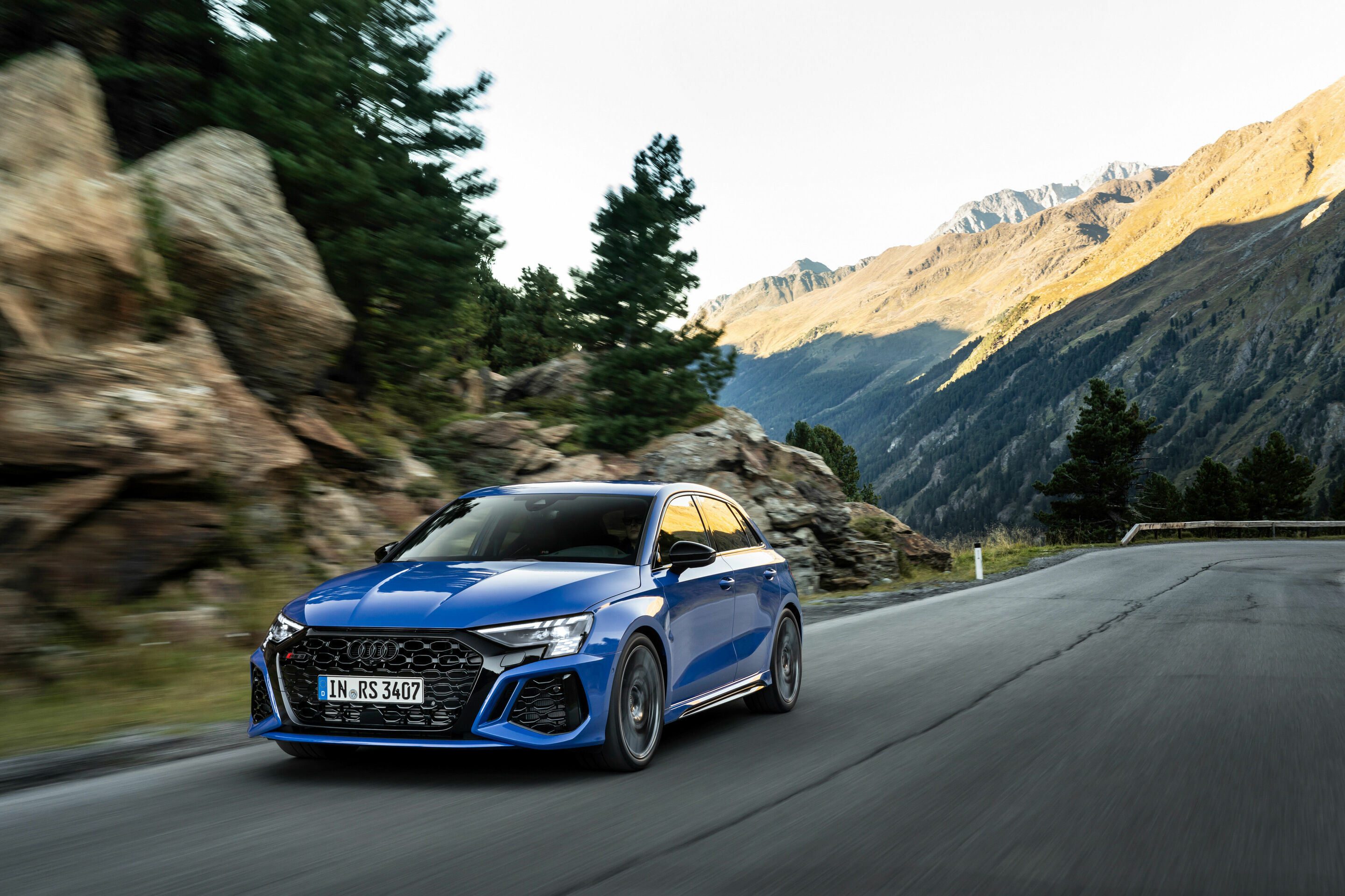 Audi RS 3 Sportback performance edition - Fahraufnahme, Farbe: Nogaroblau Perleffekt.
