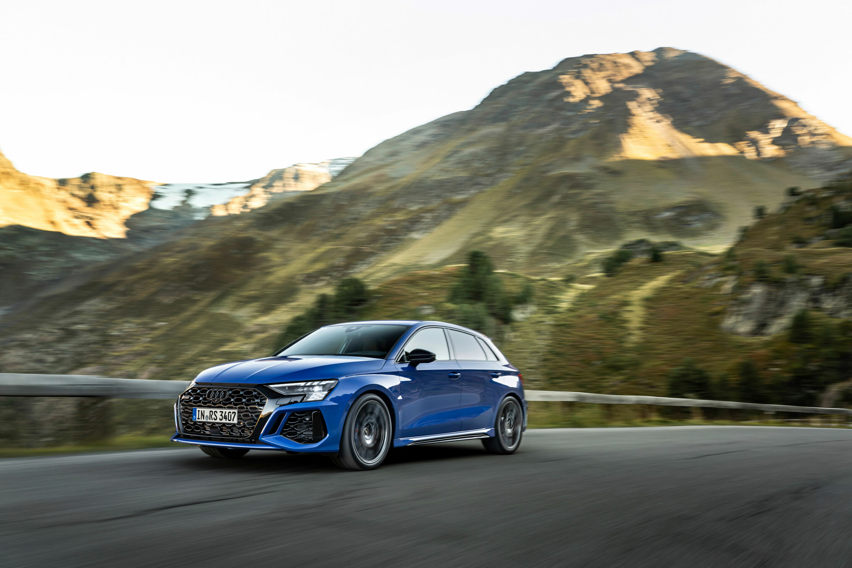 Audi RS 3 Sportback performance edition - Fahraufnahme, Farbe: Nogaroblau Perleffekt.