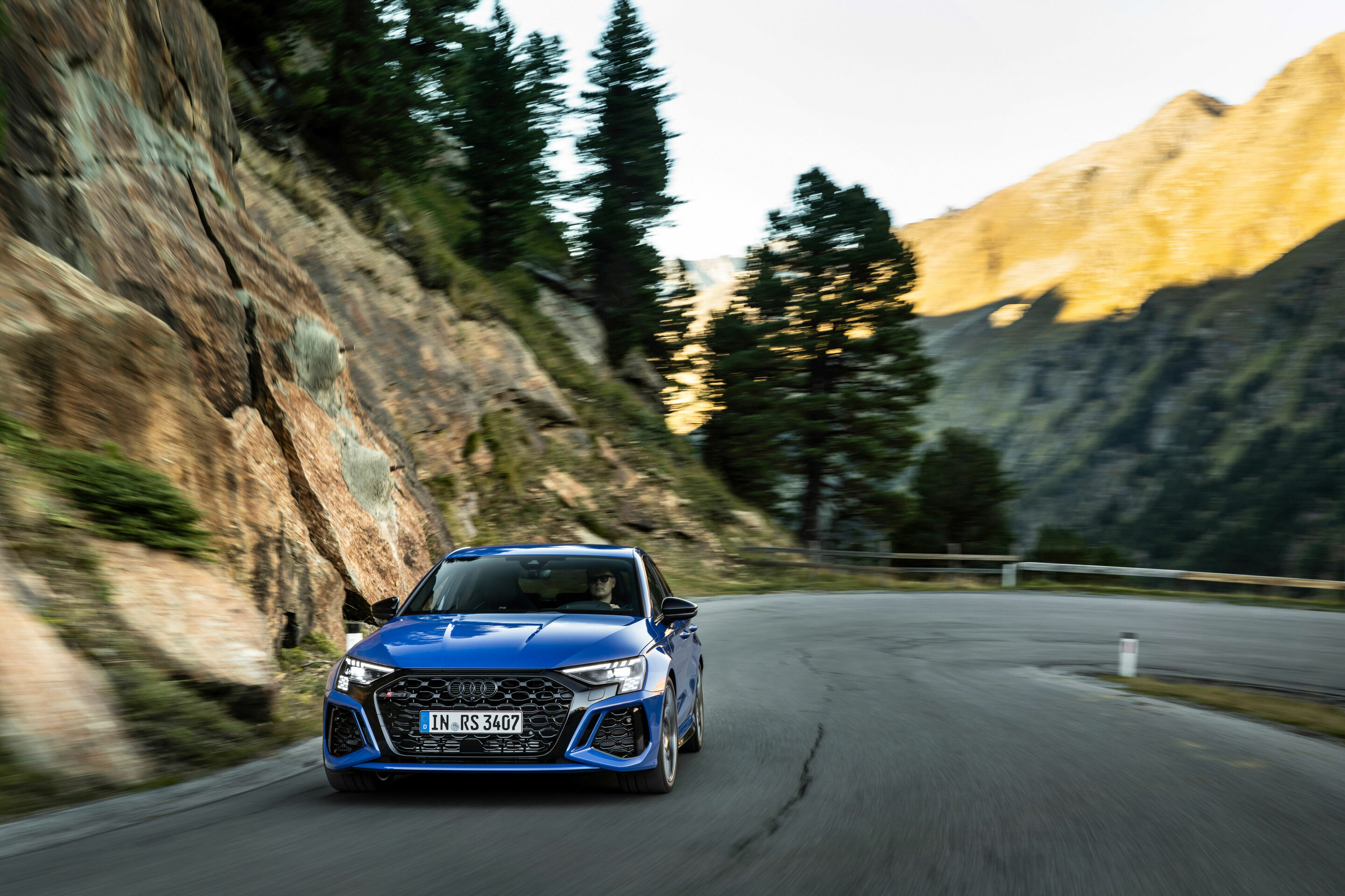 Audi RS 3 Sportback performance edition - Fahraufnahme, Farbe: Nogaroblau Perleffekt.