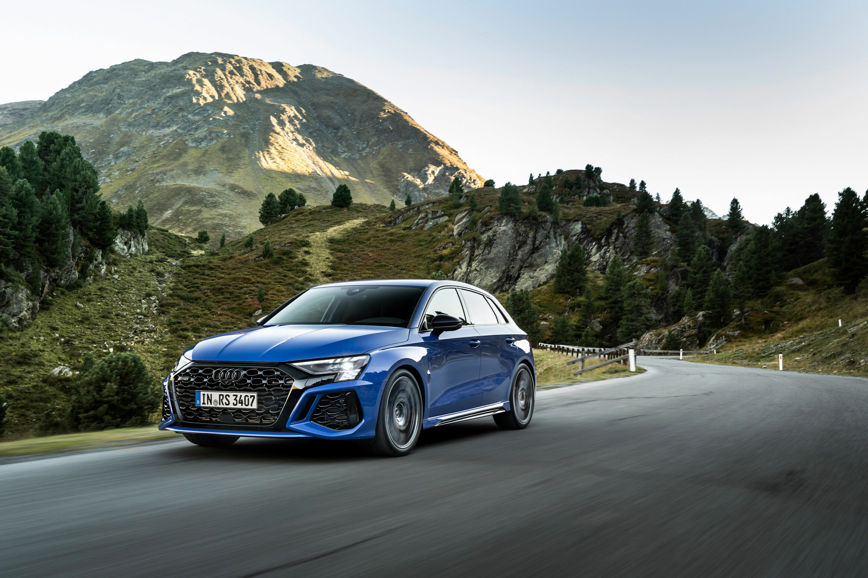 Audi RS 3 Sportback performance edition - Fahraufnahme, Farbe: Nogaroblau Perleffekt.