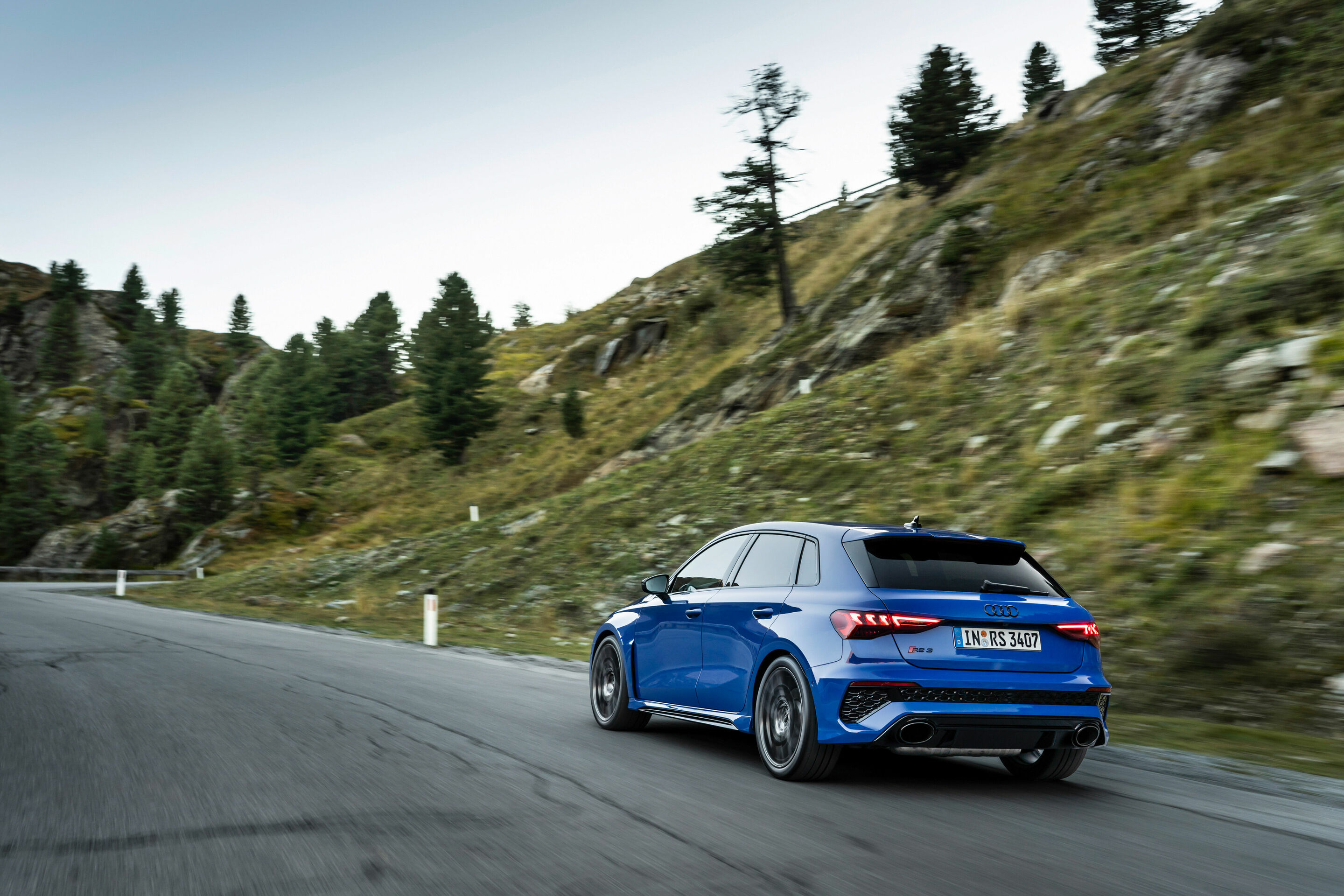 Audi RS 3 Sportback performance edition - Fahraufnahme, Farbe: Nogaroblau Perleffekt.