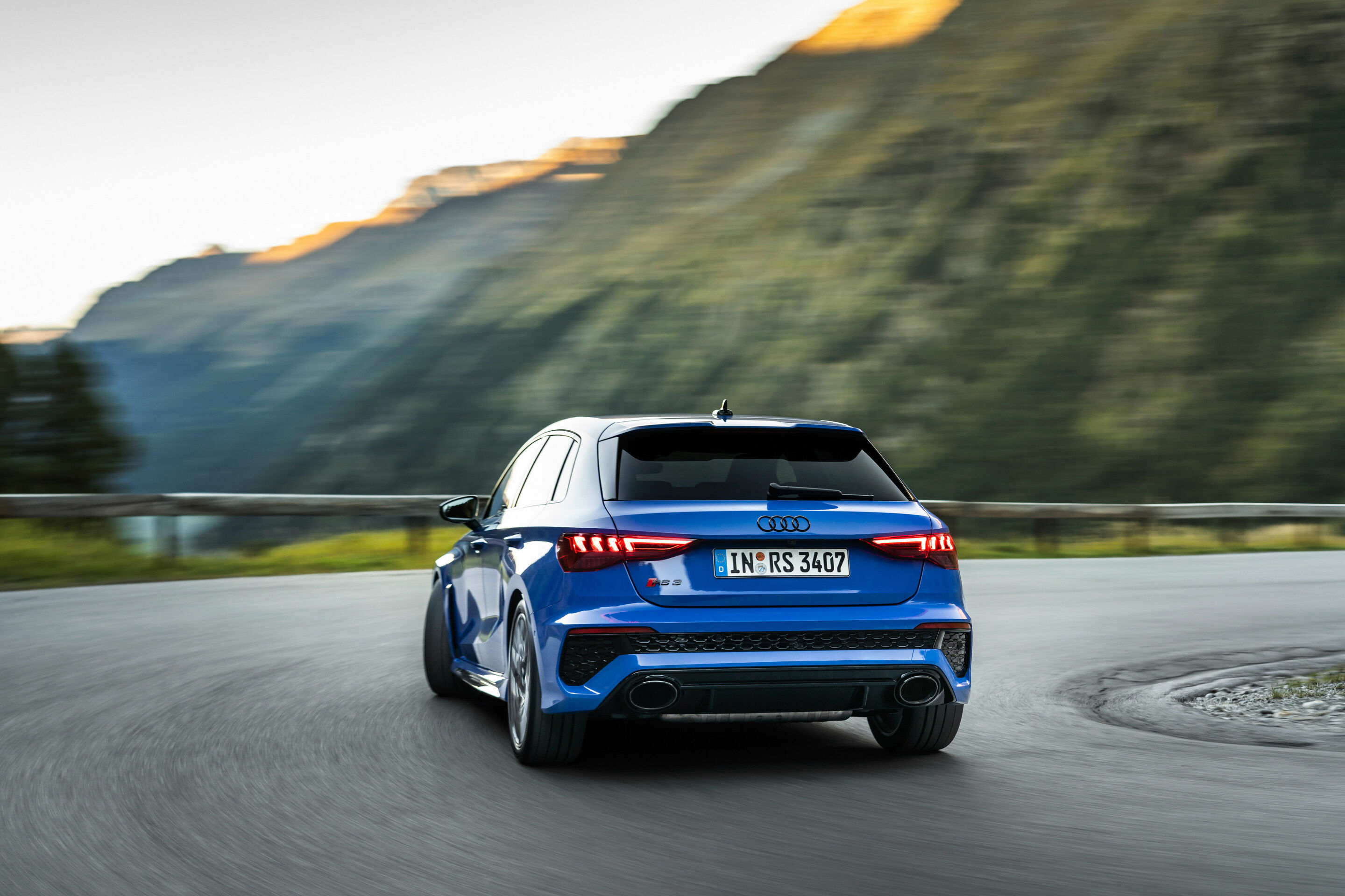 Audi RS 3 Sportback performance edition - Fahraufnahme, Farbe: Nogaroblau Perleffekt.