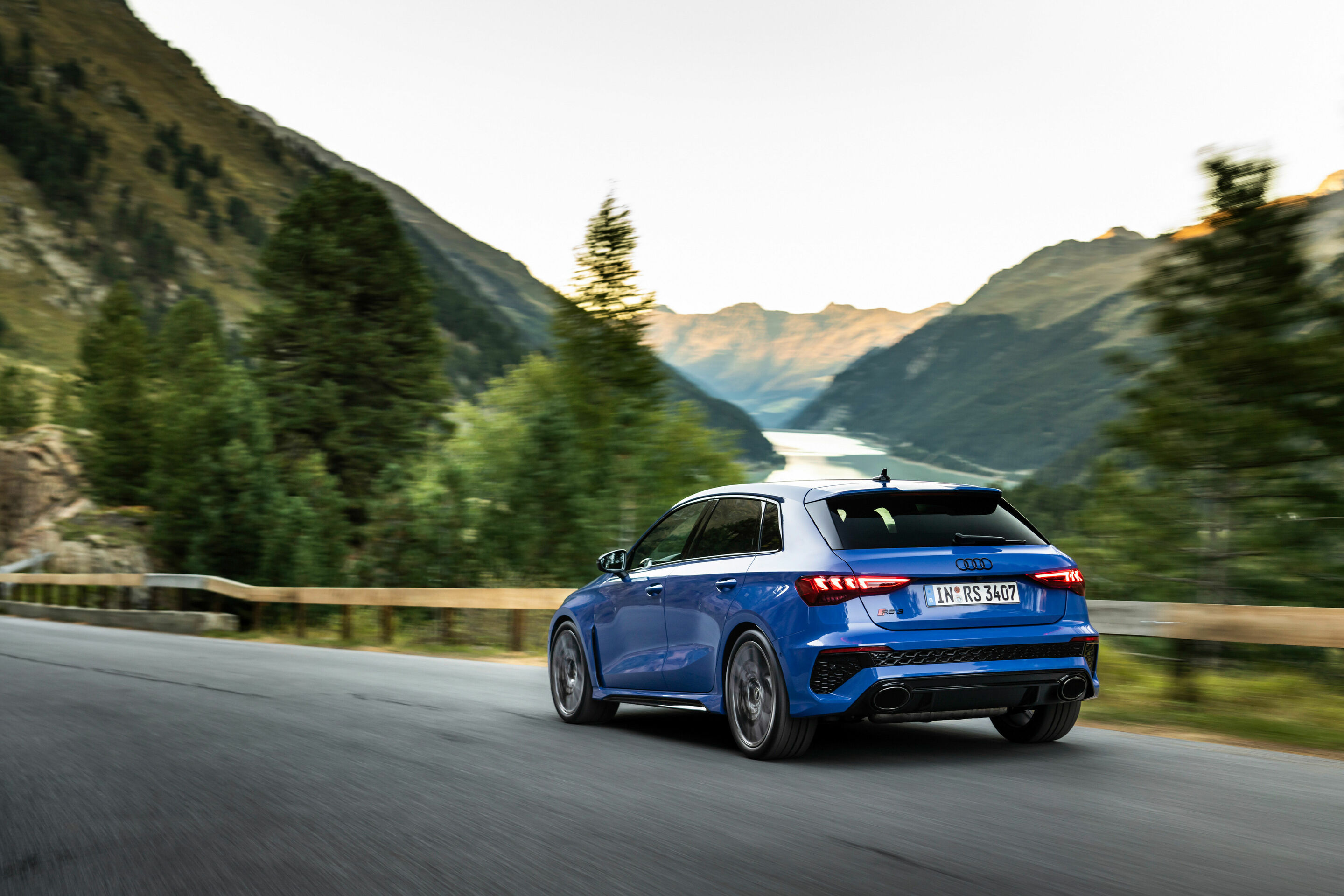 Audi RS 3 Sportback performance edition - Fahraufnahme, Farbe: Nogaroblau Perleffekt.