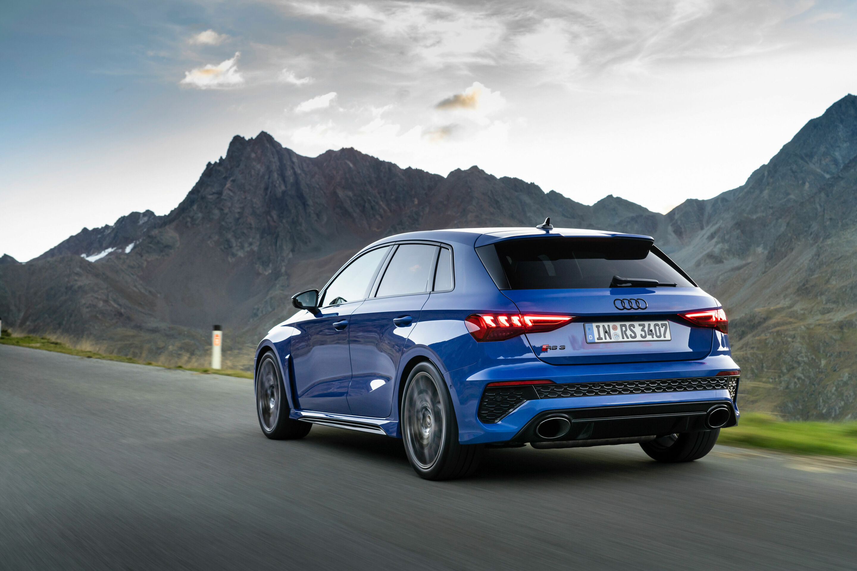 Audi RS 3 Sportback performance edition - Fahraufnahme, Farbe: Nogaroblau Perleffekt.