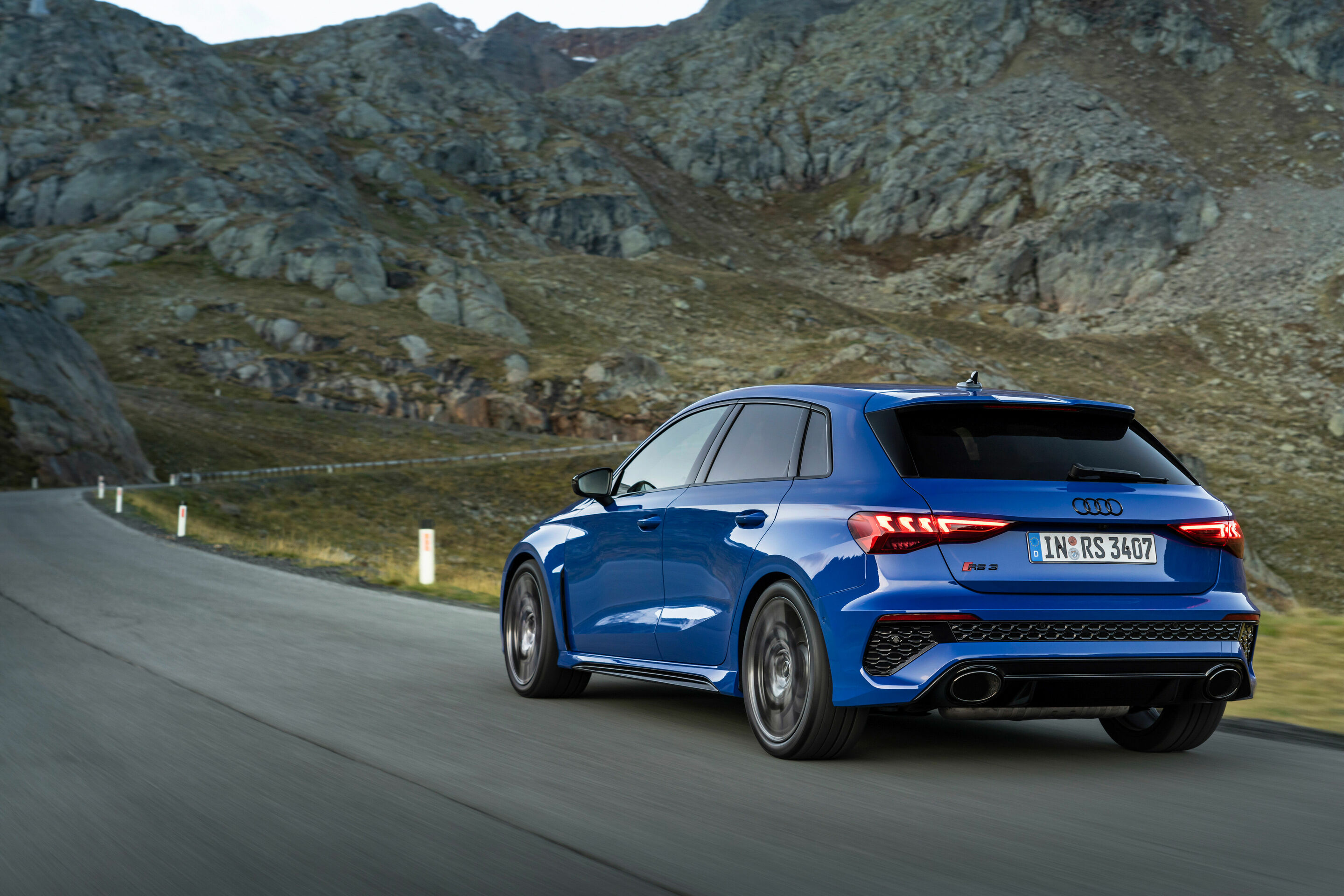 Audi RS 3 Sportback performance edition - Fahraufnahme, Farbe: Nogaroblau Perleffekt.