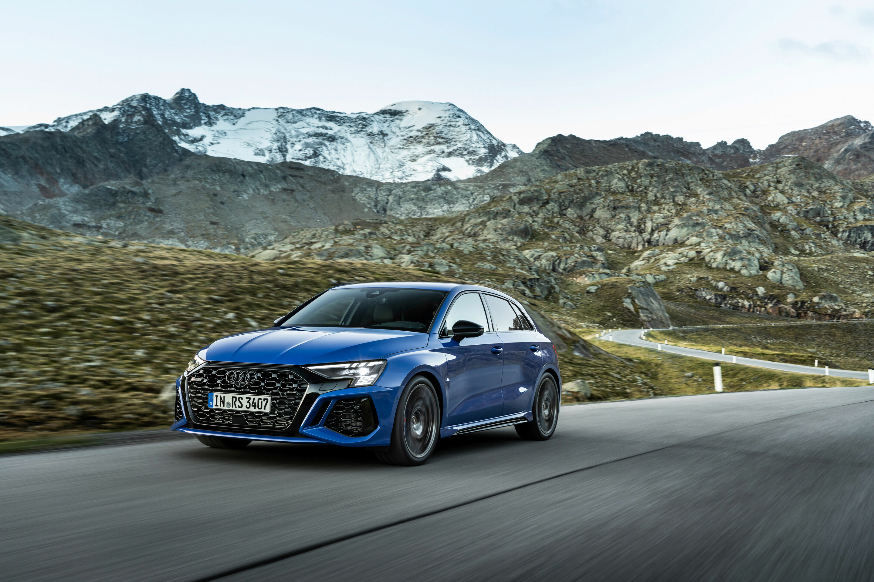 Audi RS 3 Sportback performance edition - Fahraufnahme, Farbe: Nogaroblau Perleffekt.