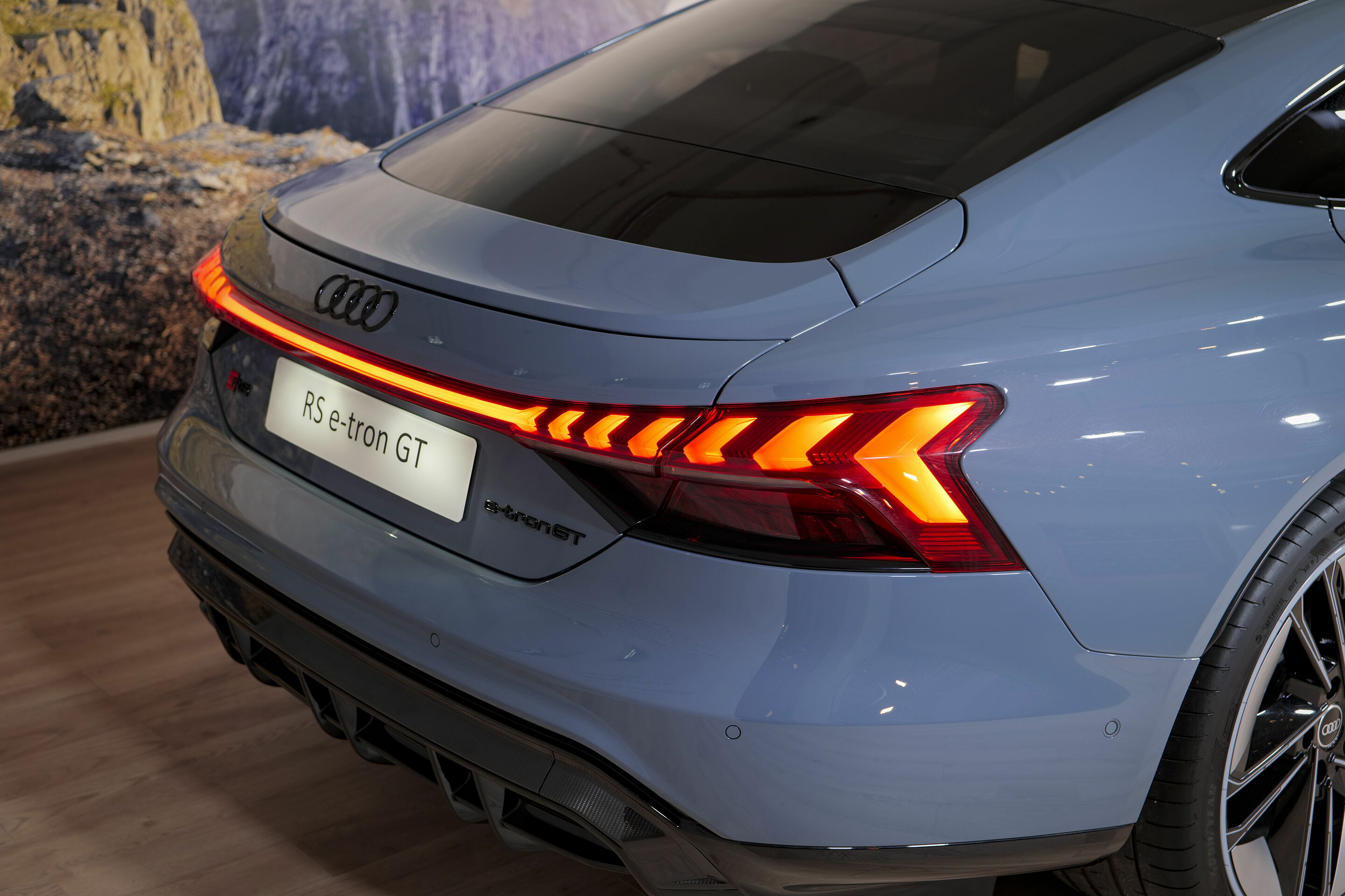 Audi Urban Purifier – der Feinstaubfilter für Elektrofahrzeuge - Als viertüriges Coupé interpretiert der Audi RS e-tron GT den Gran Tourismo Gedanken neu – und zeigte Besucher_innen des Greentech Festival London, wie dynamisch nachhaltige Mobilität sein...