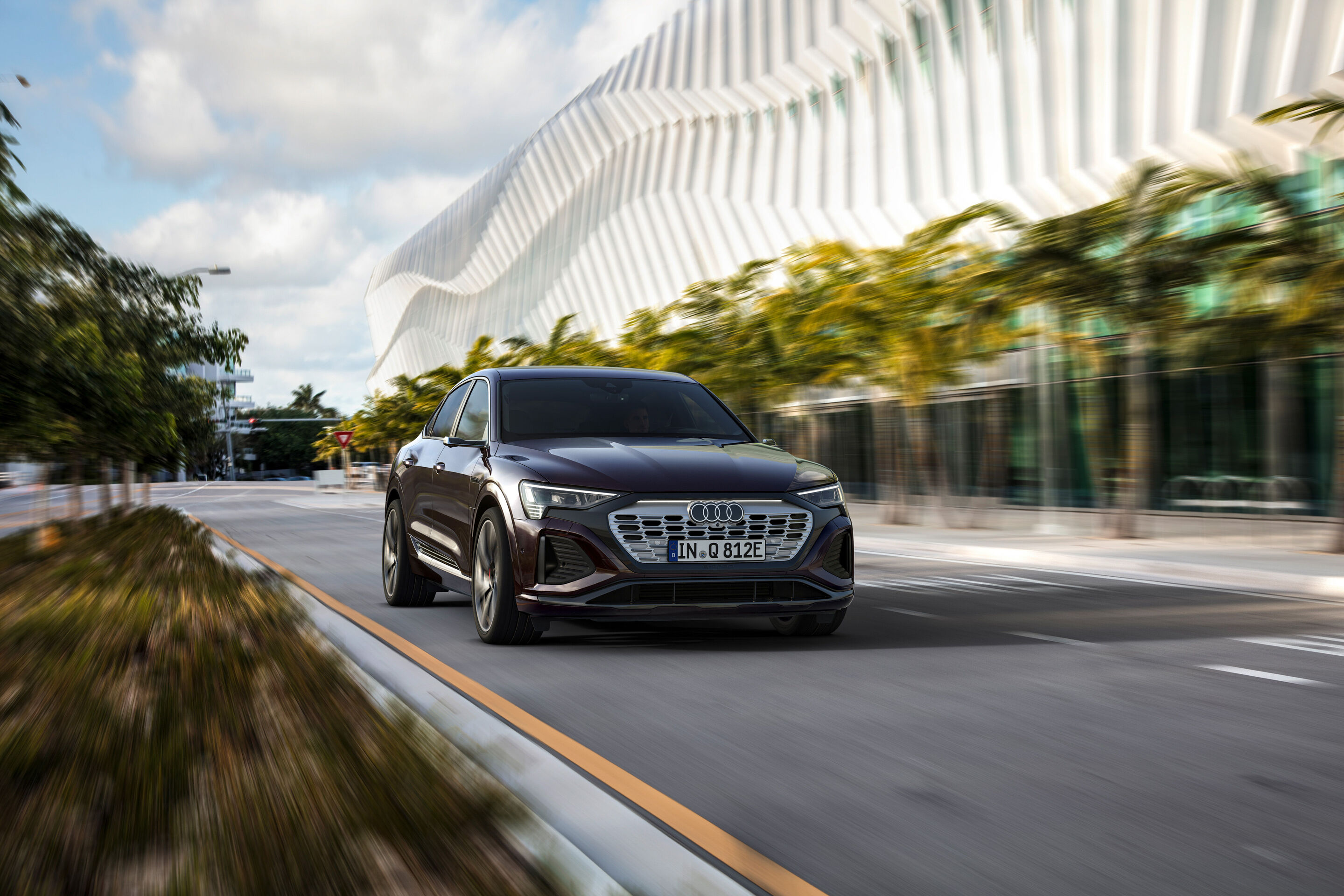 Audi Q8 Sportback 55 e-tron quattro (until 2025) - Dynamic photo, Colour: Madeira Brown metallic.