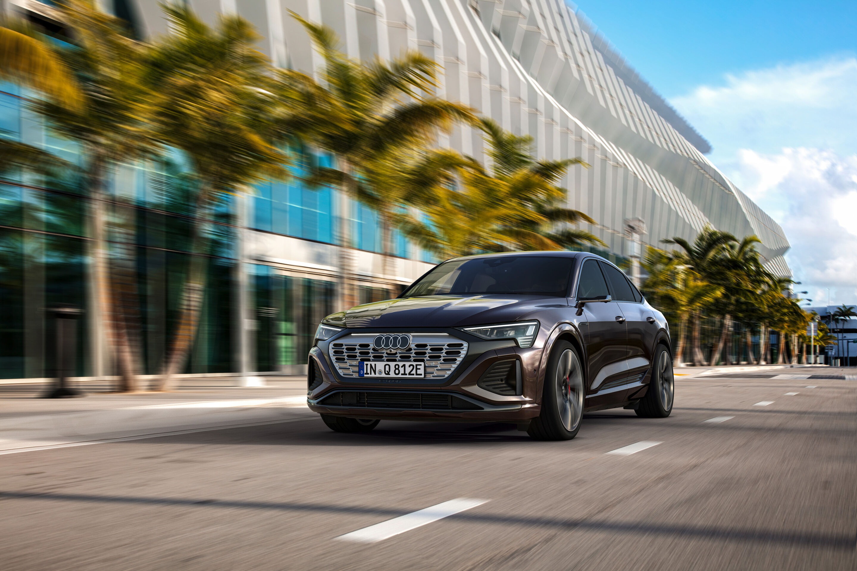 Audi Q8 Sportback 55 e-tron quattro (until 2025) - Dynamic photo, Colour: Madeira Brown metallic.