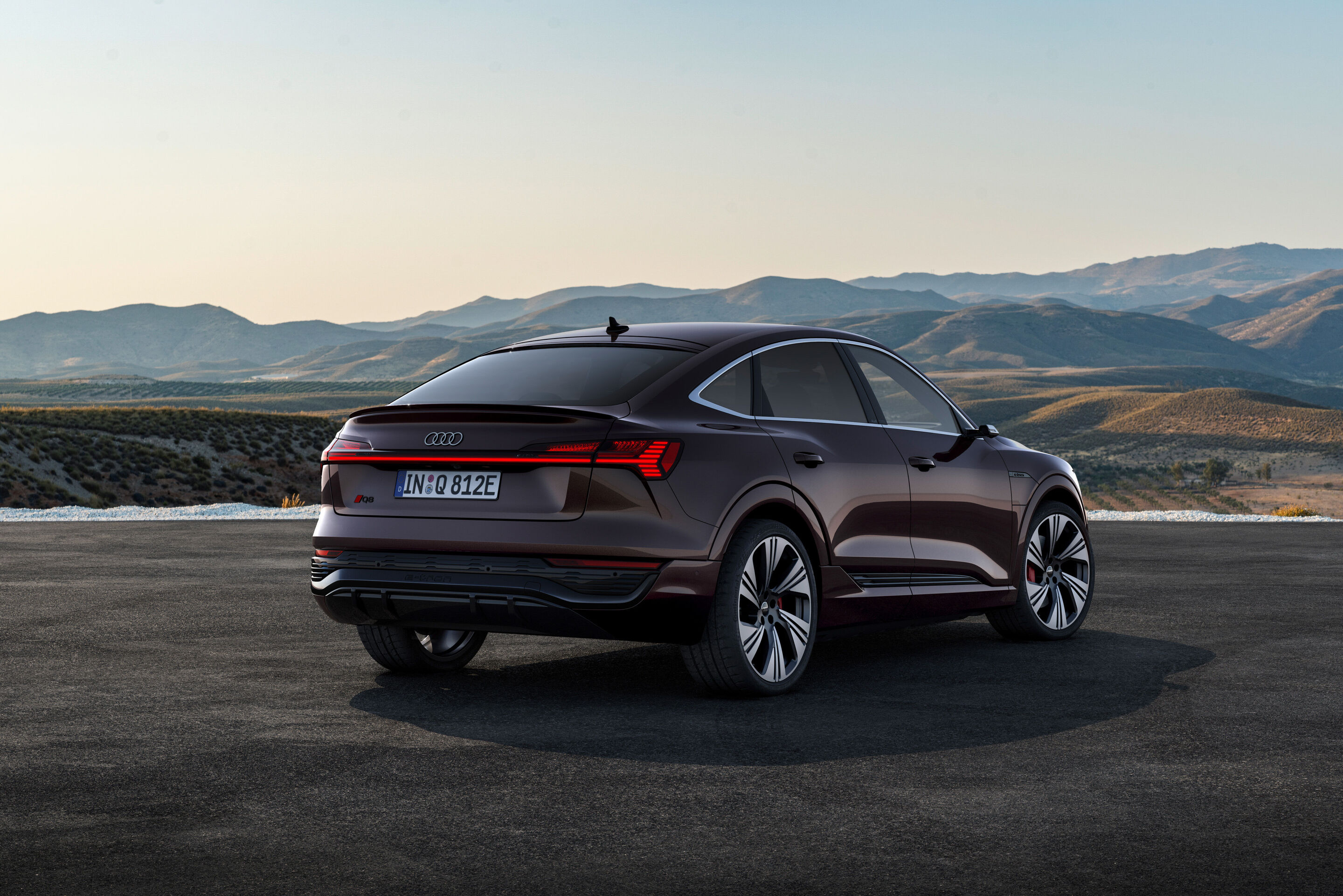 Audi Q8 Sportback 55 e-tron quattro (until 2025) - Static photo, Colour: Madeira Brown metallic.