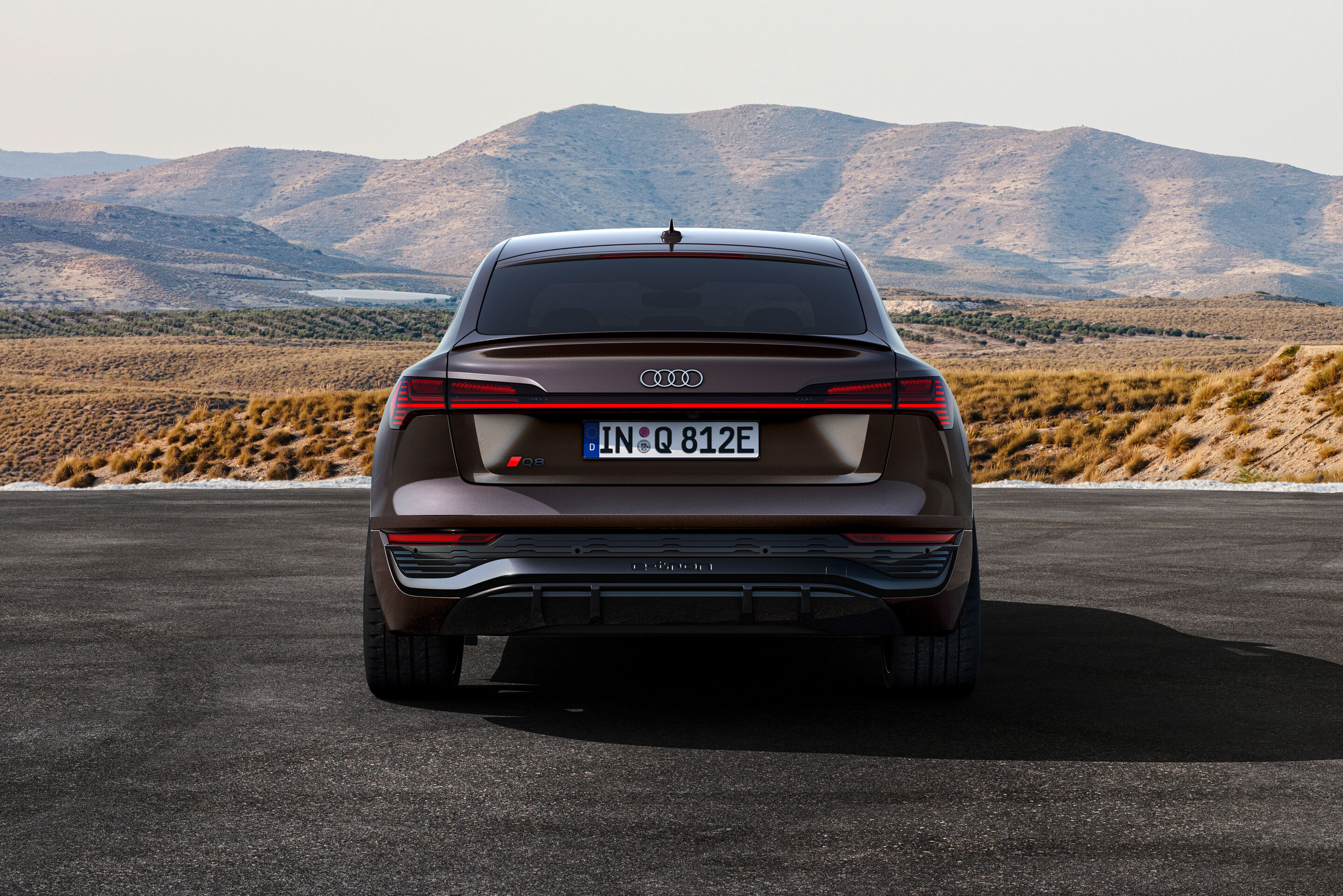 Audi Q8 Sportback 55 e-tron quattro (until 2025) - Static photo, Colour: Madeira Brown metallic.