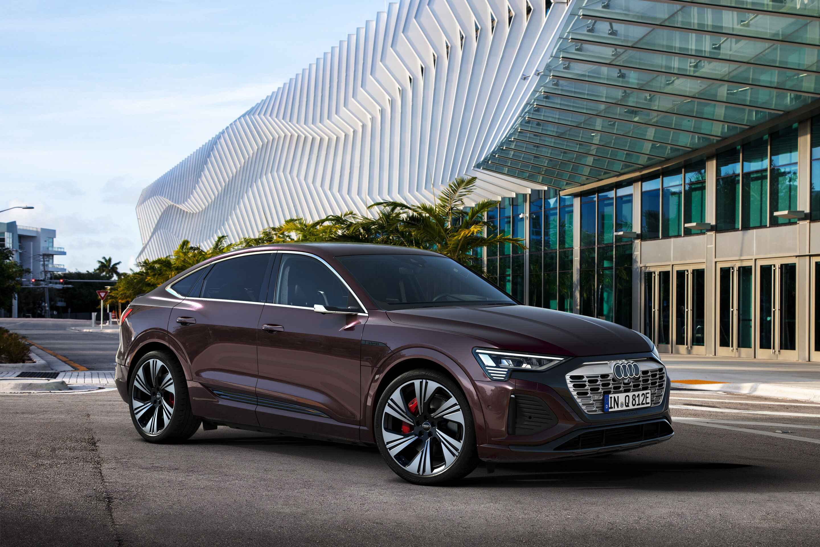 Audi Q8 Sportback 55 e-tron quattro (until 2025) - Static photo, Colour: Madeira Brown metallic.