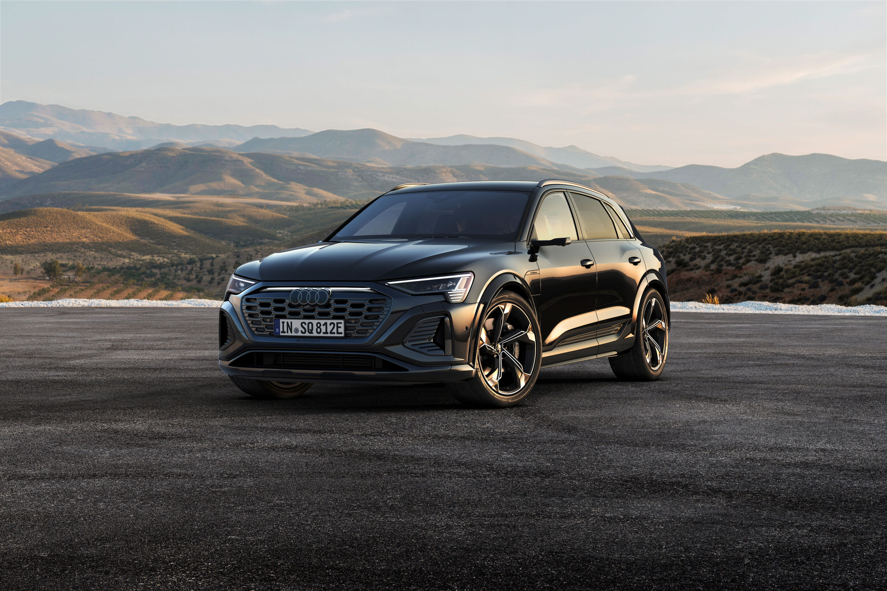 Audi SQ8 e-tron (bis 2025) - Standaufnahme, Farbe: Mythosschwarz Metallic.