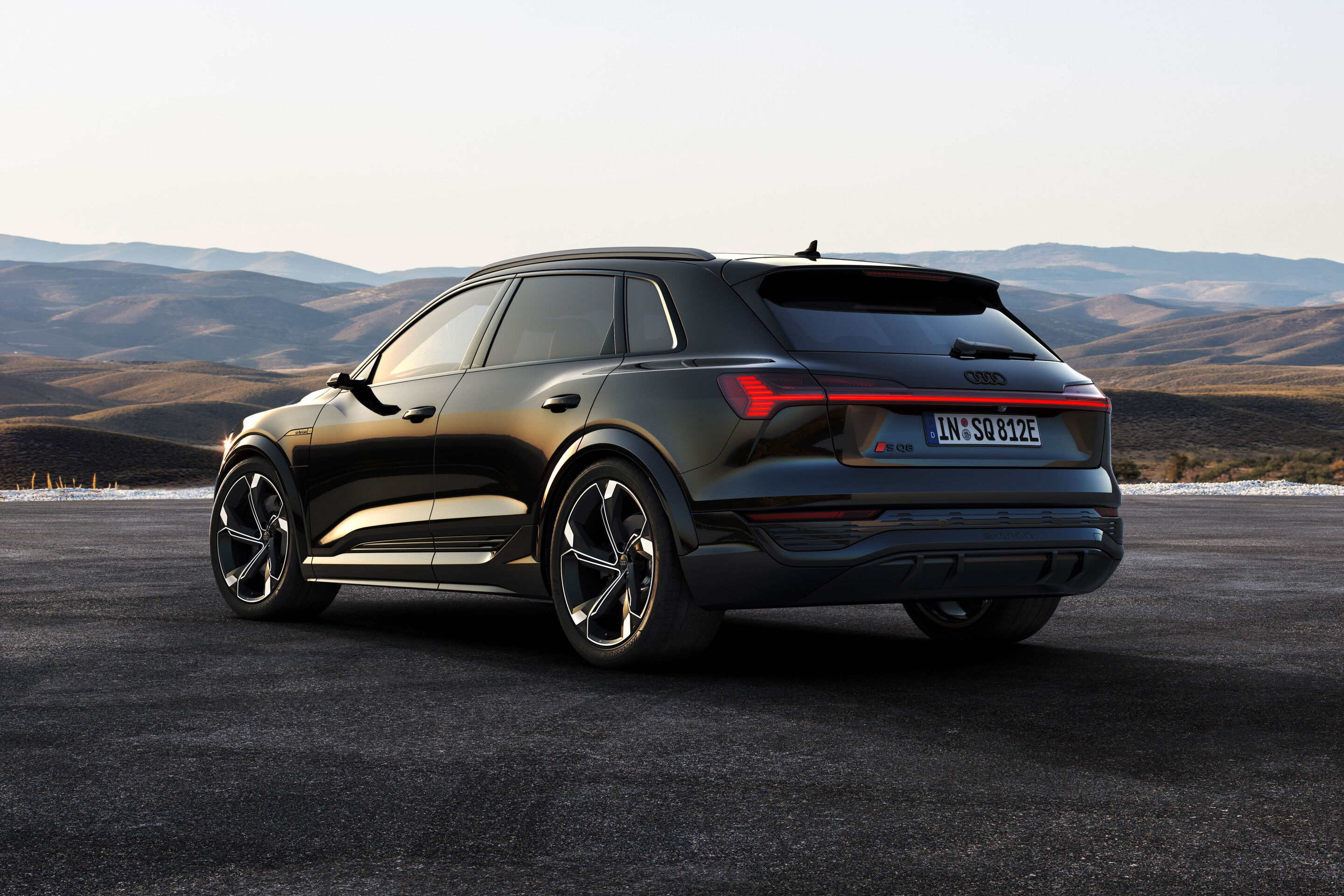 Audi SQ8 e-tron (bis 2025) - Standaufnahme, Farbe: Mythosschwarz Metallic.