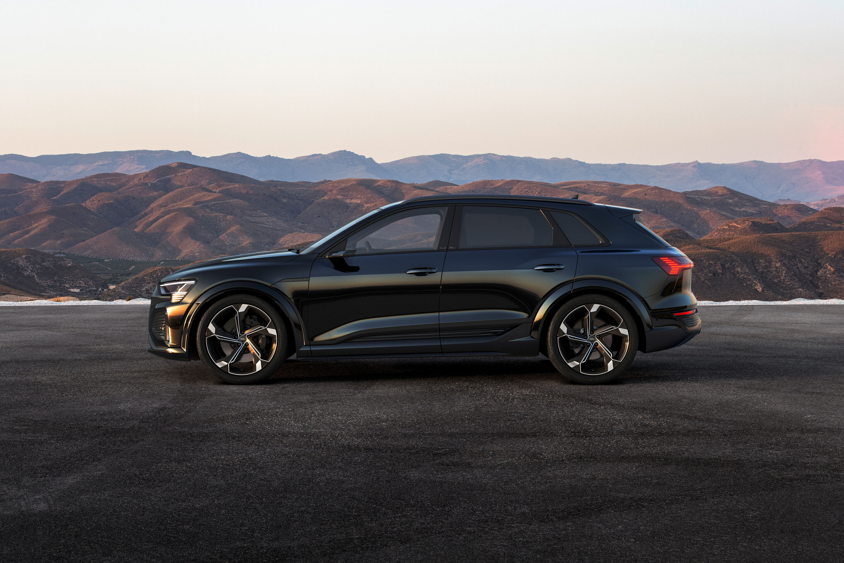 Audi SQ8 e-tron (bis 2025) - Standaufnahme, Farbe: Mythosschwarz Metallic.