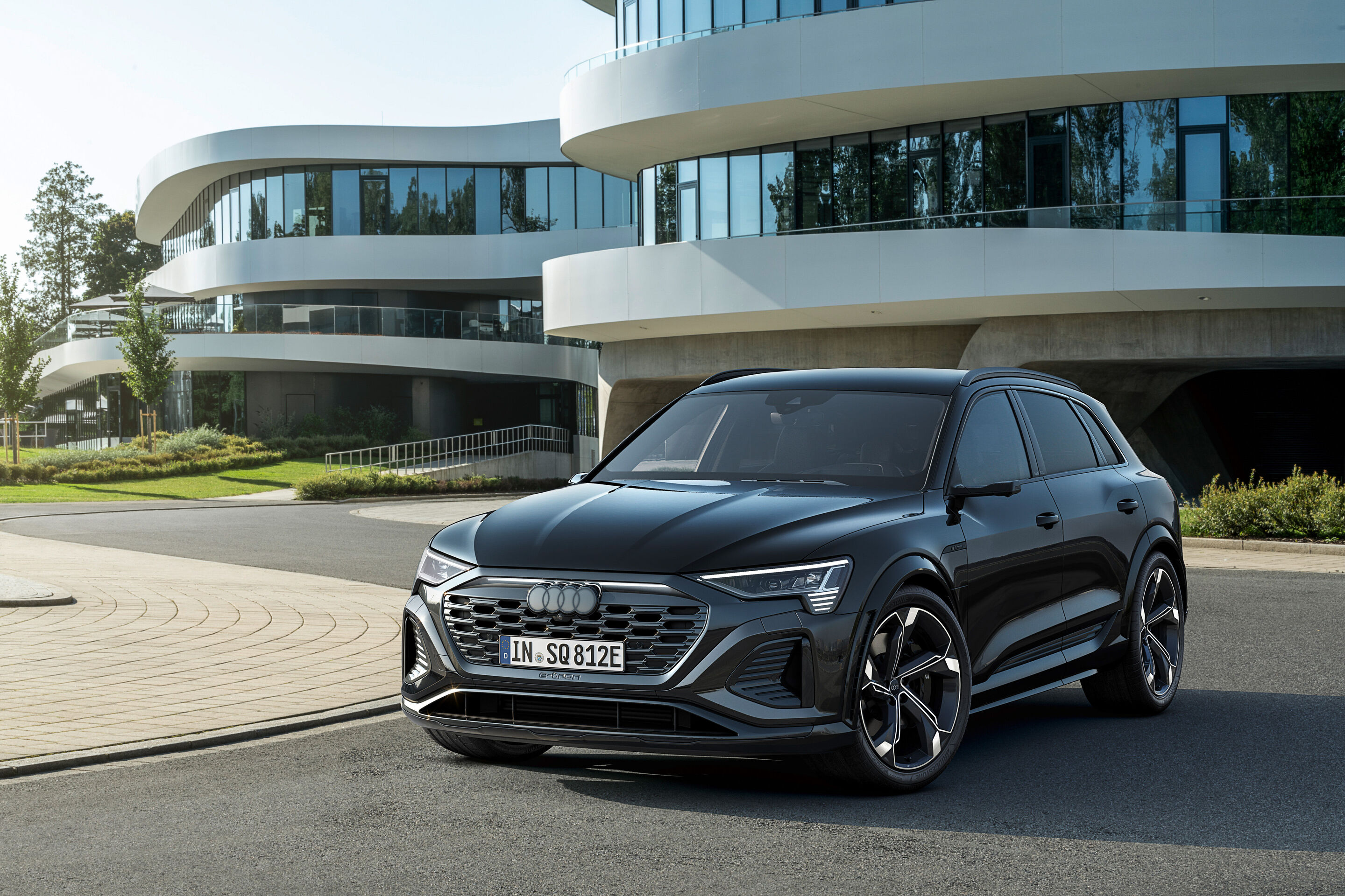 Audi SQ8 e-tron (bis 2025) - Standaufnahme, Farbe: Mythosschwarz Metallic.