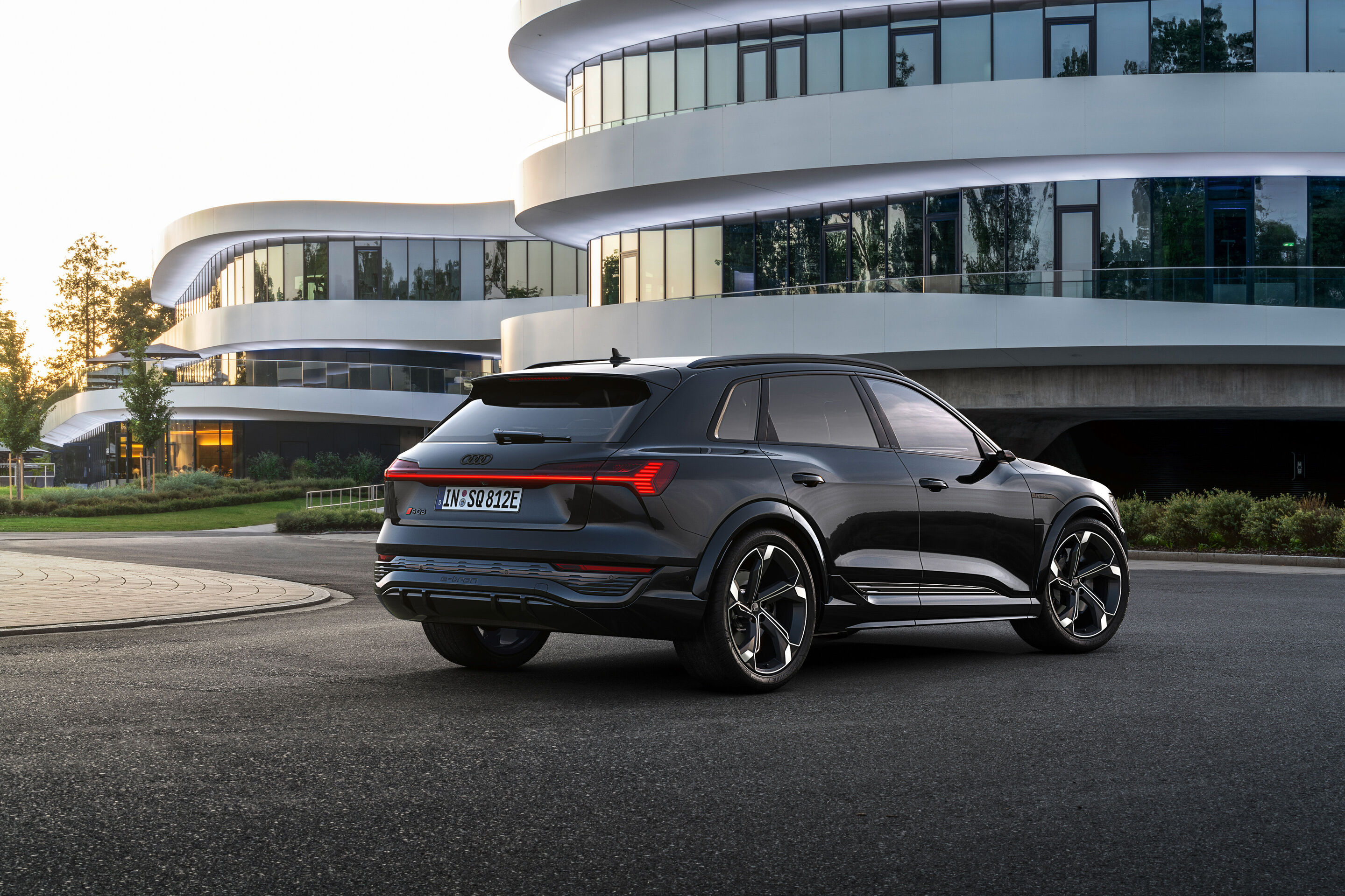 Audi SQ8 e-tron (bis 2025) - Standaufnahme, Farbe: Mythosschwarz Metallic.