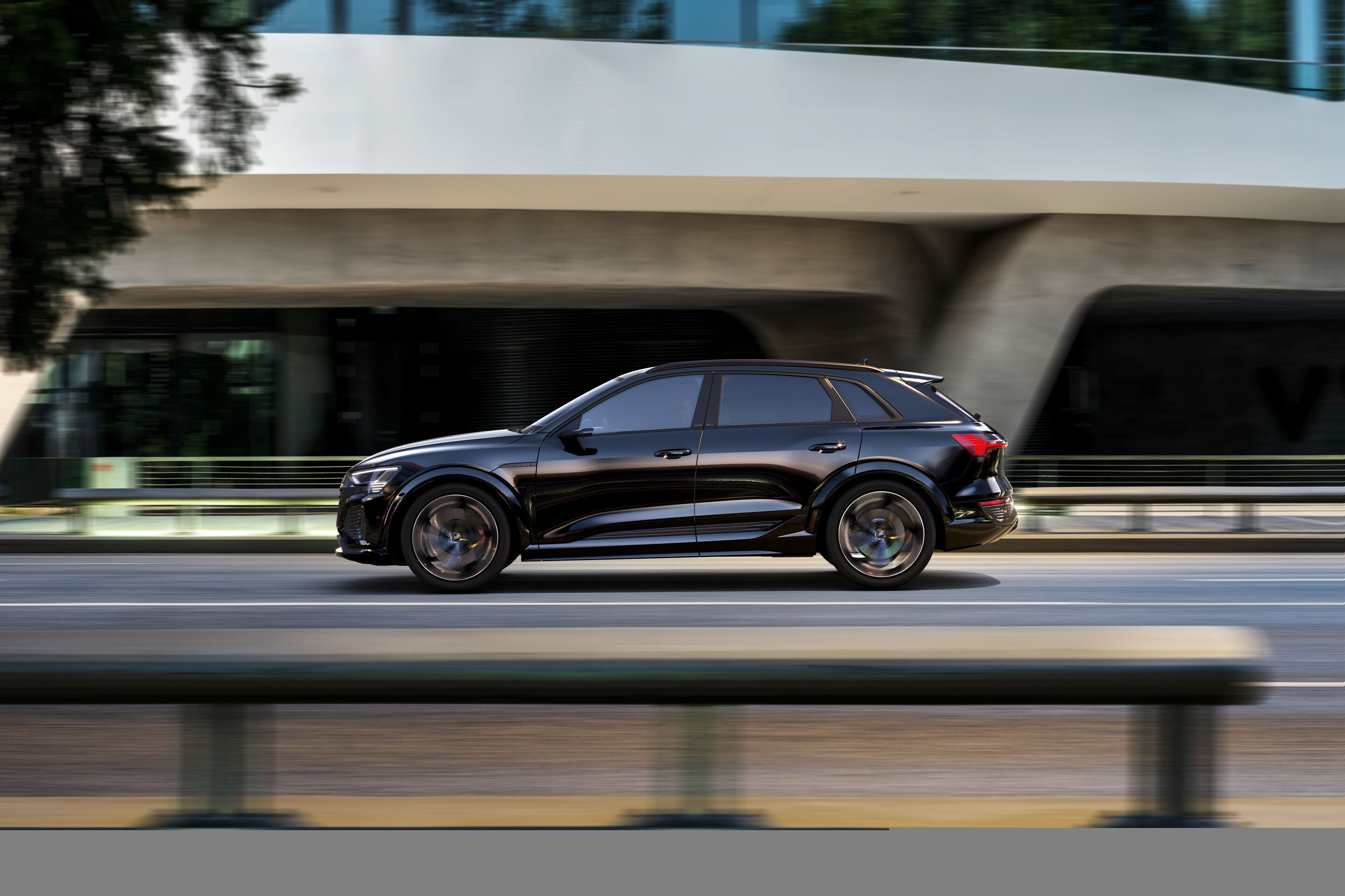Audi SQ8 e-tron (bis 2025) - Fahraufnahme, Farbe: Mythosschwarz Metallic.