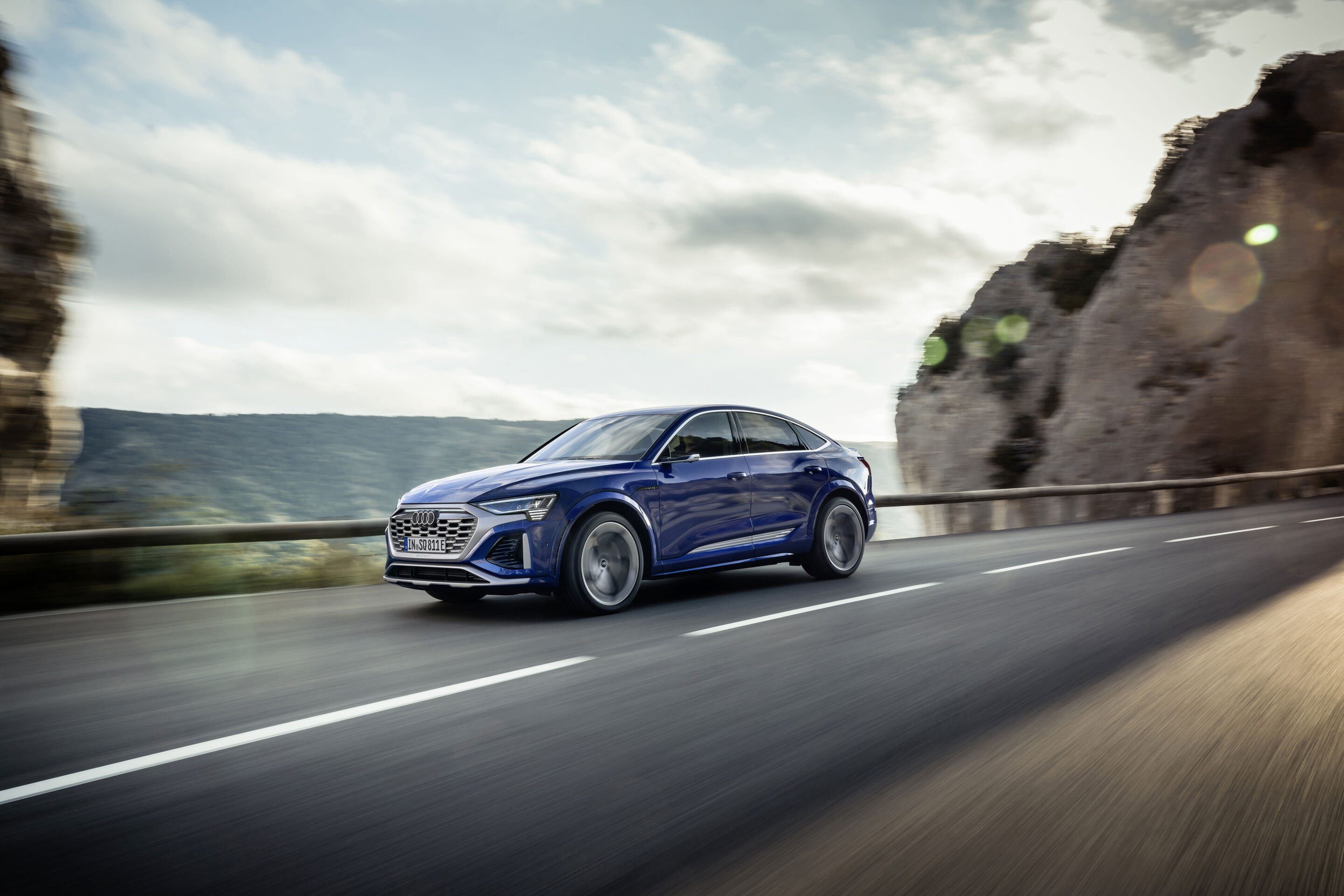 Audi SQ8 Sportback e-tron (bis 2025) - Fahraufnahme, Farbe: Ultrablau Metallic.