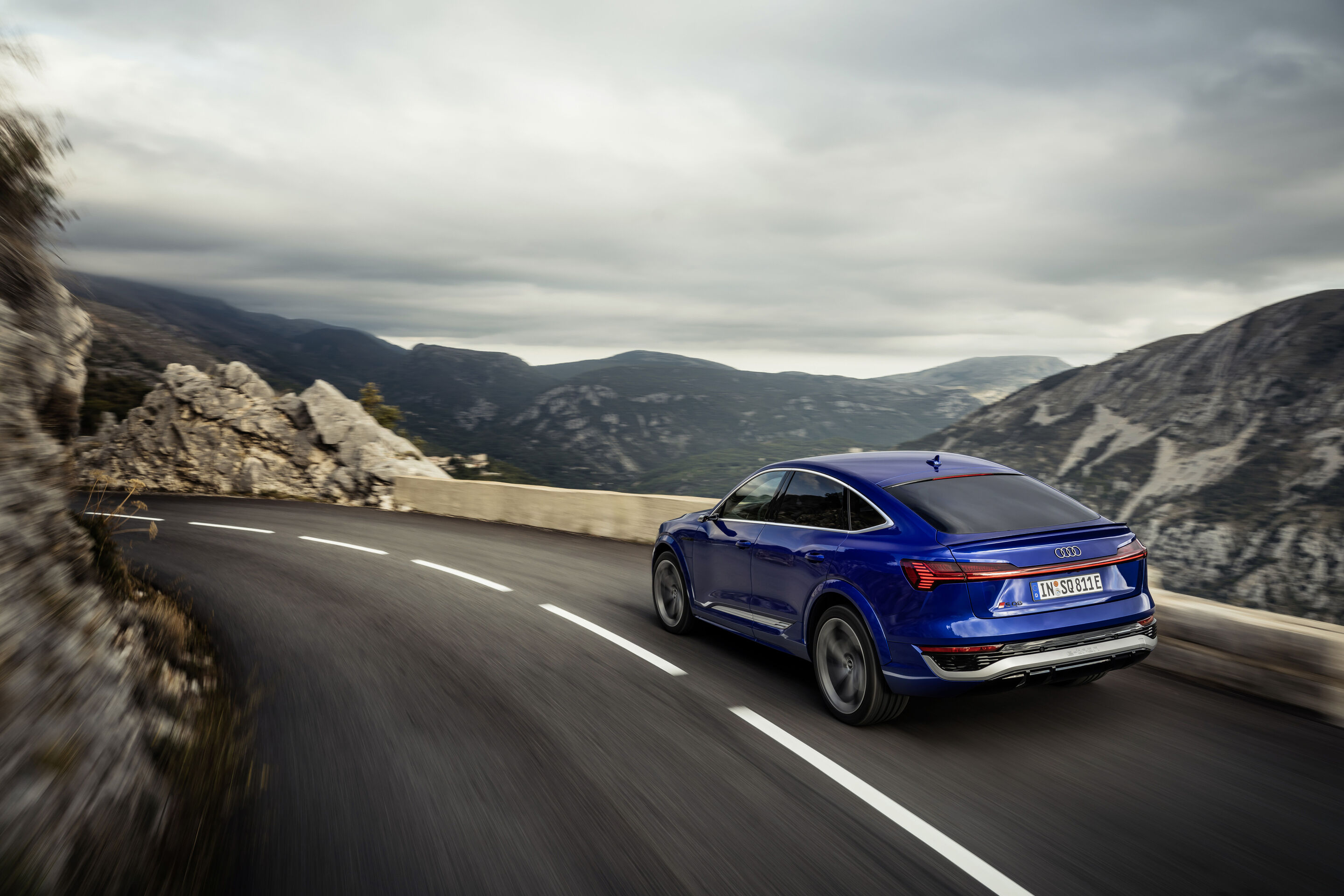 Audi SQ8 Sportback e-tron (bis 2025) - Fahraufnahme, Farbe: Ultrablau Metallic.