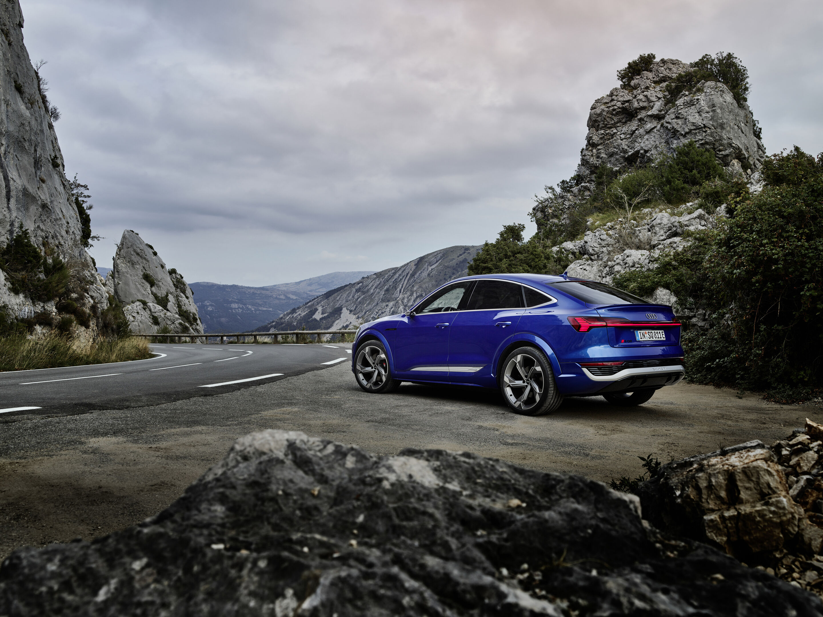 Audi SQ8 Sportback e-tron (until 2025) - Static photo, Colour: Ultra Blue metallic.
