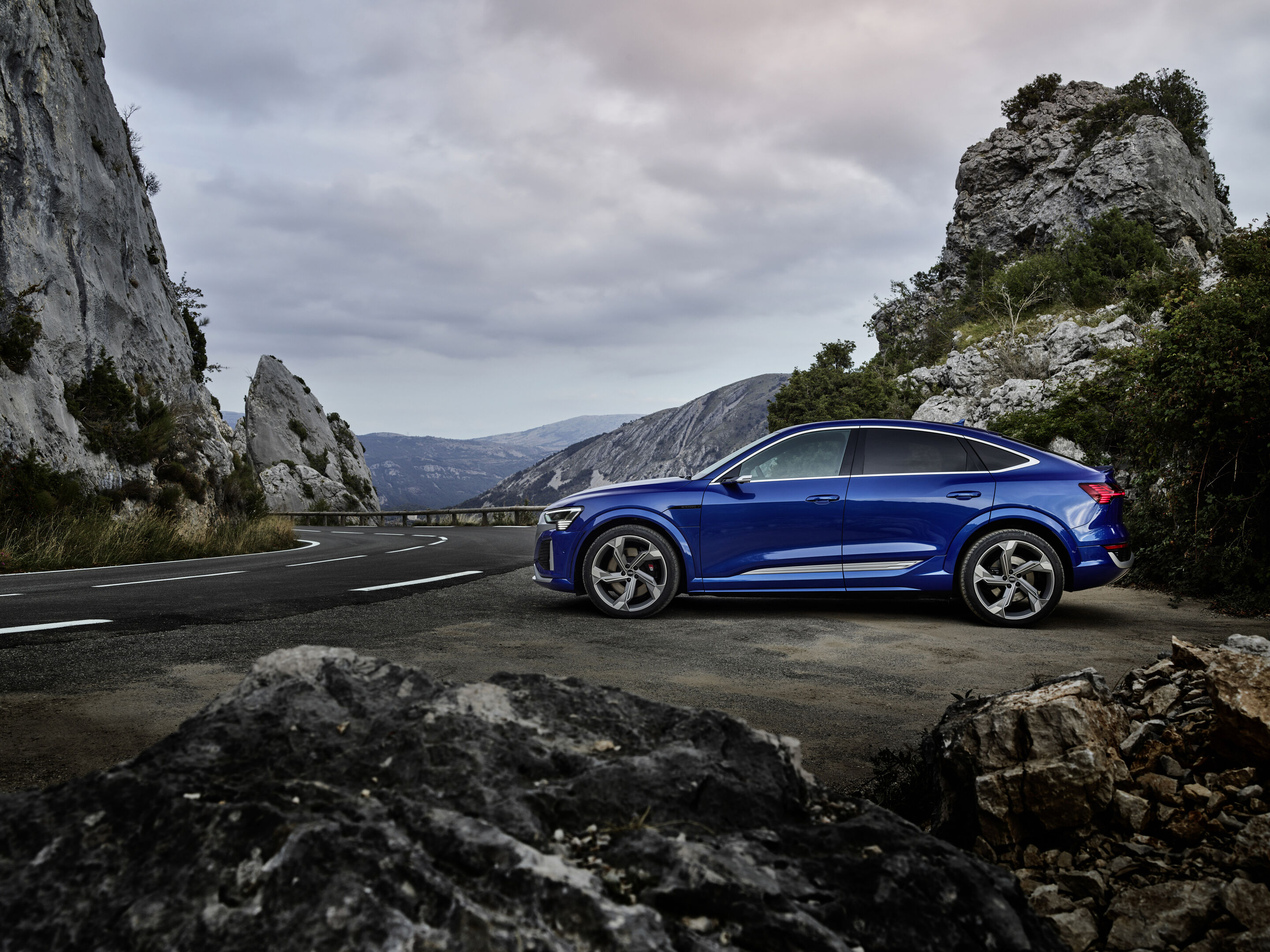 Audi SQ8 Sportback e-tron (bis 2025) - Standaufnahme, Farbe: Ultrablau Metallic.