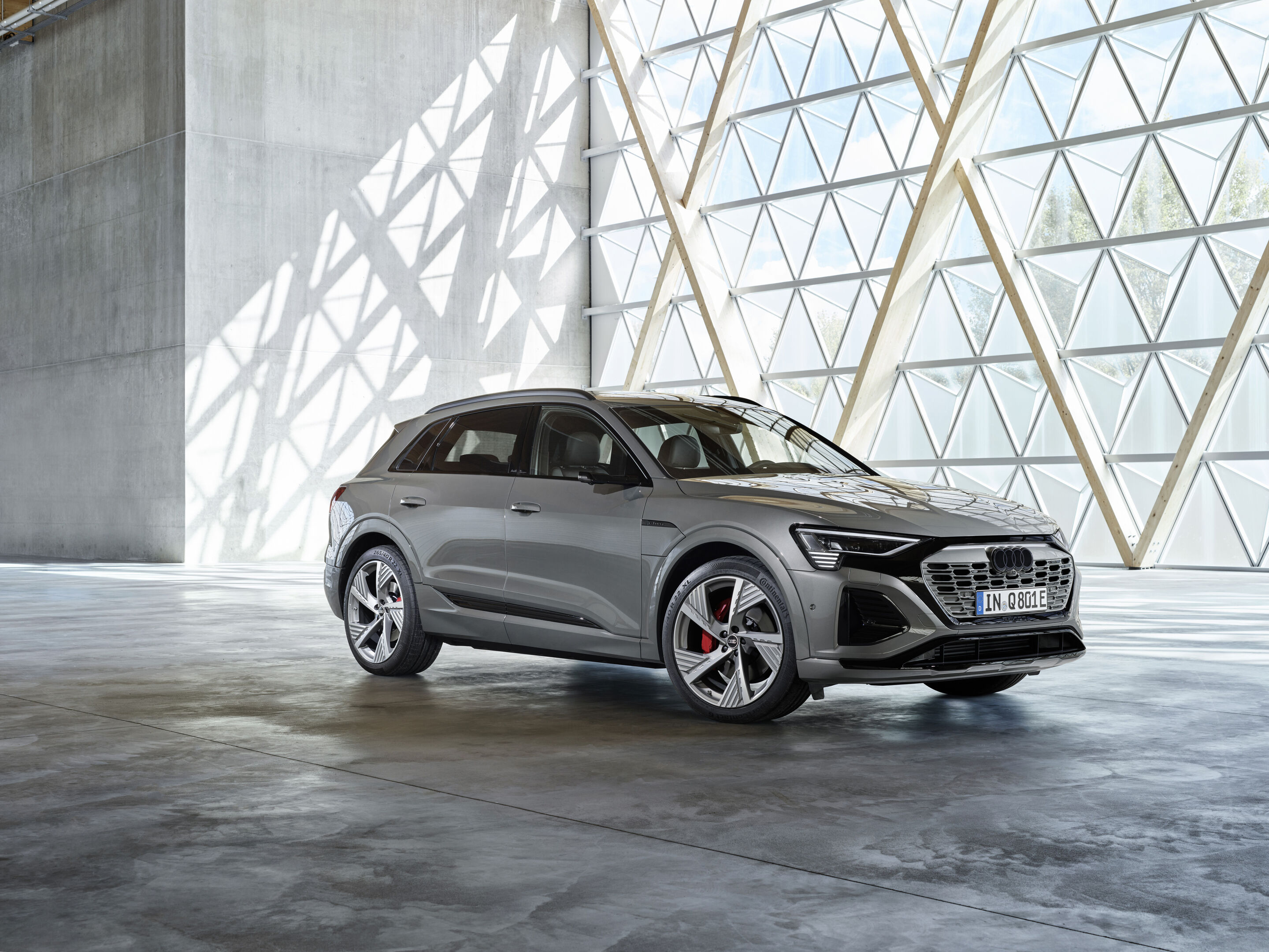 Audi Q8 55 e-tron quattro (bis 2025) - Standaufnahme, Farbe: Chronosgrau Metallic.