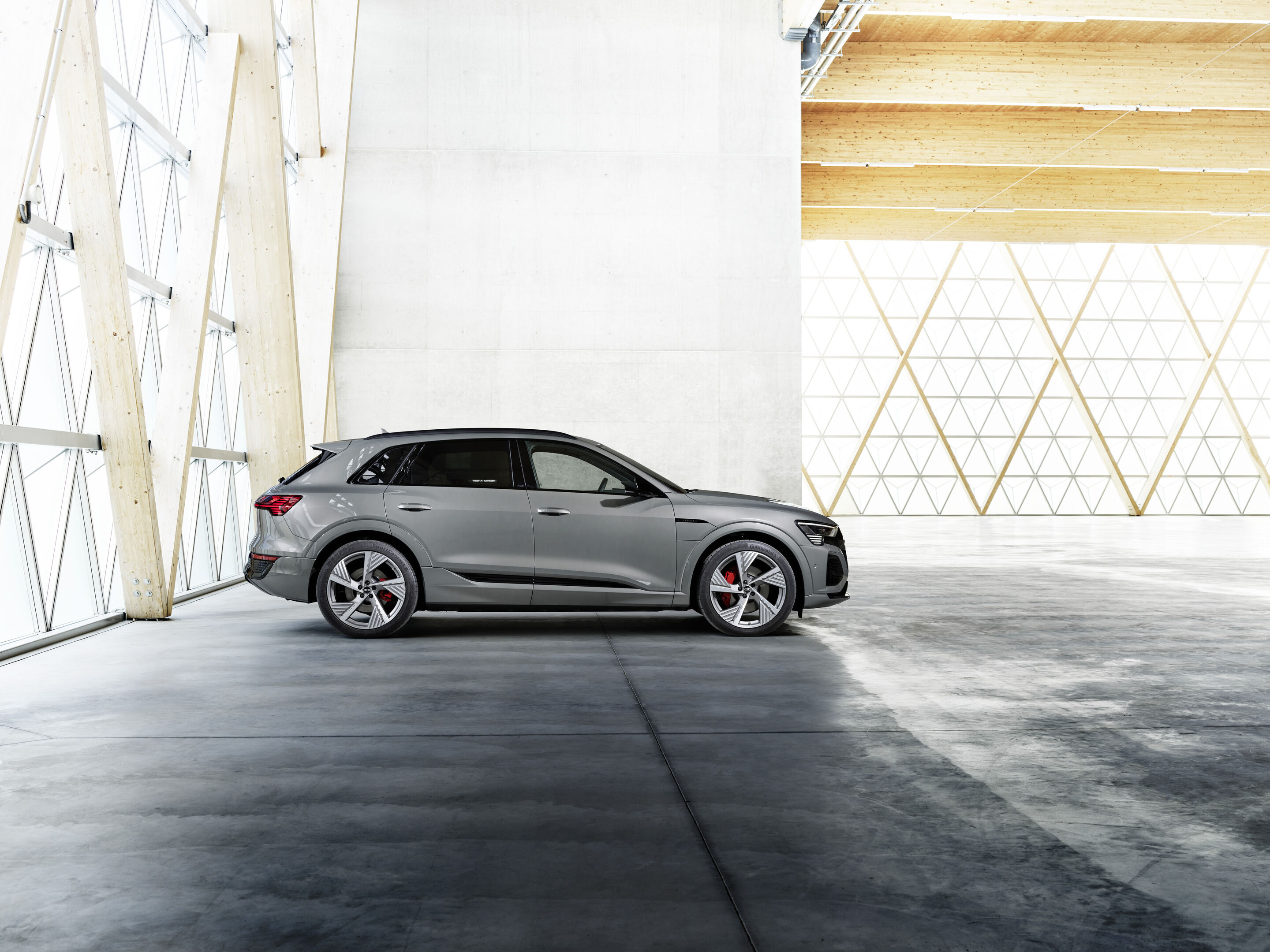 Audi Q8 55 e-tron quattro (until 2025) - Static photo, Colour: Chronos Gray metallic.