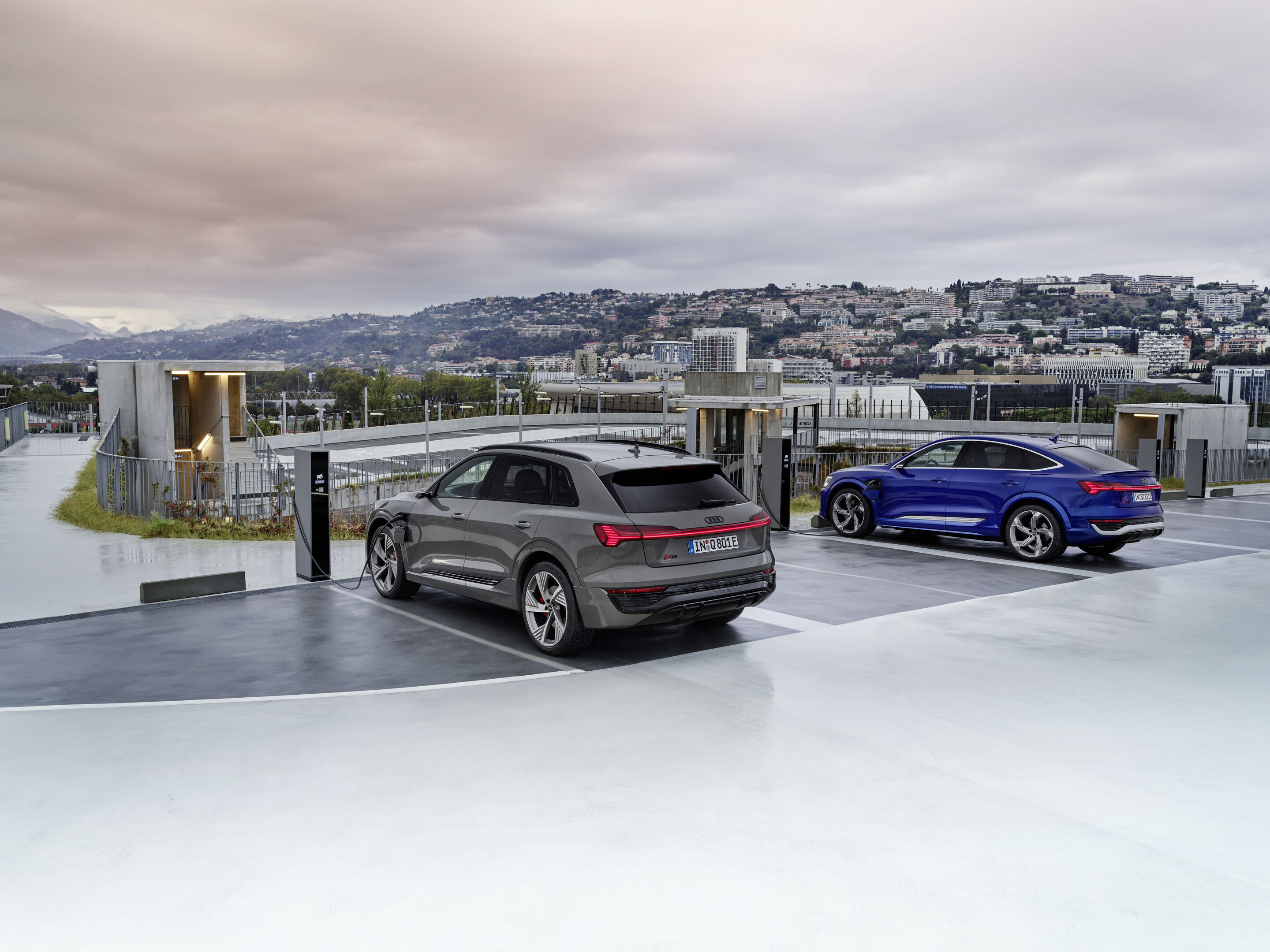 Audi Q8 55 e-tron quattro, Audi SQ8 Sportback e-tron (bis 2025) - Audi Q8 55 e-tron quattro, Standaufnahme, Farbe: Chronosgrau Metallic.
Audi SQ8 Sportback e-tron, Standaufnahme, Farbe: Ultrablau Metallic.