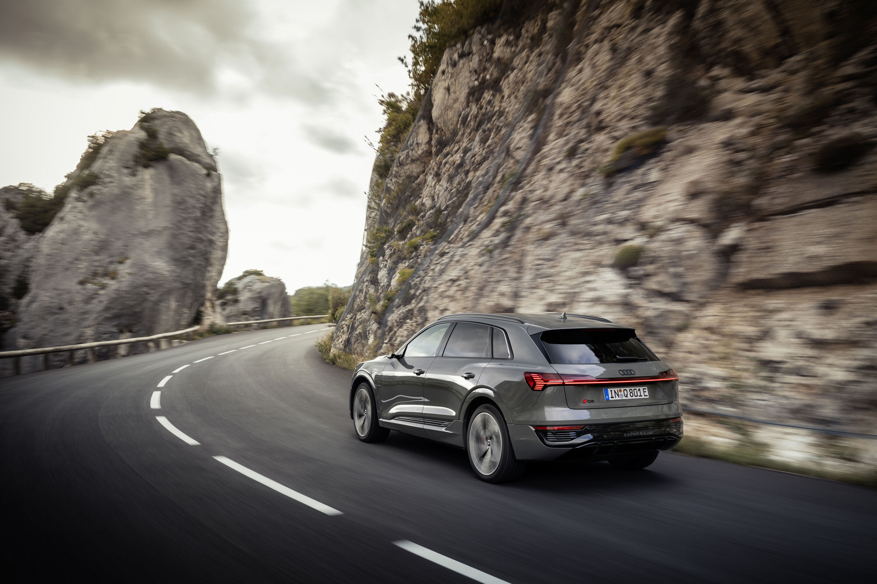 Audi Q8 55 e-tron quattro (bis 2025) - Fahraufnahme, Farbe: Chronosgrau Metallic.